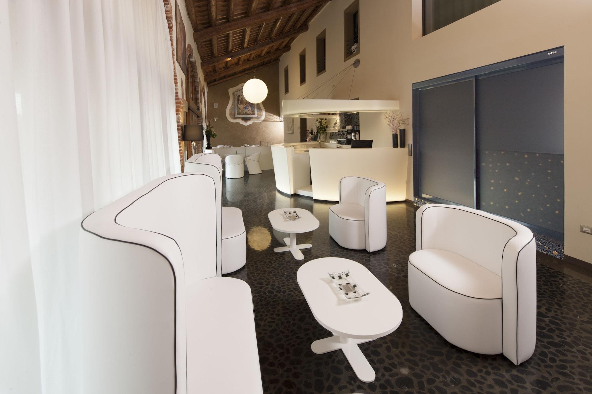 Vista Lobby Villa Solaris