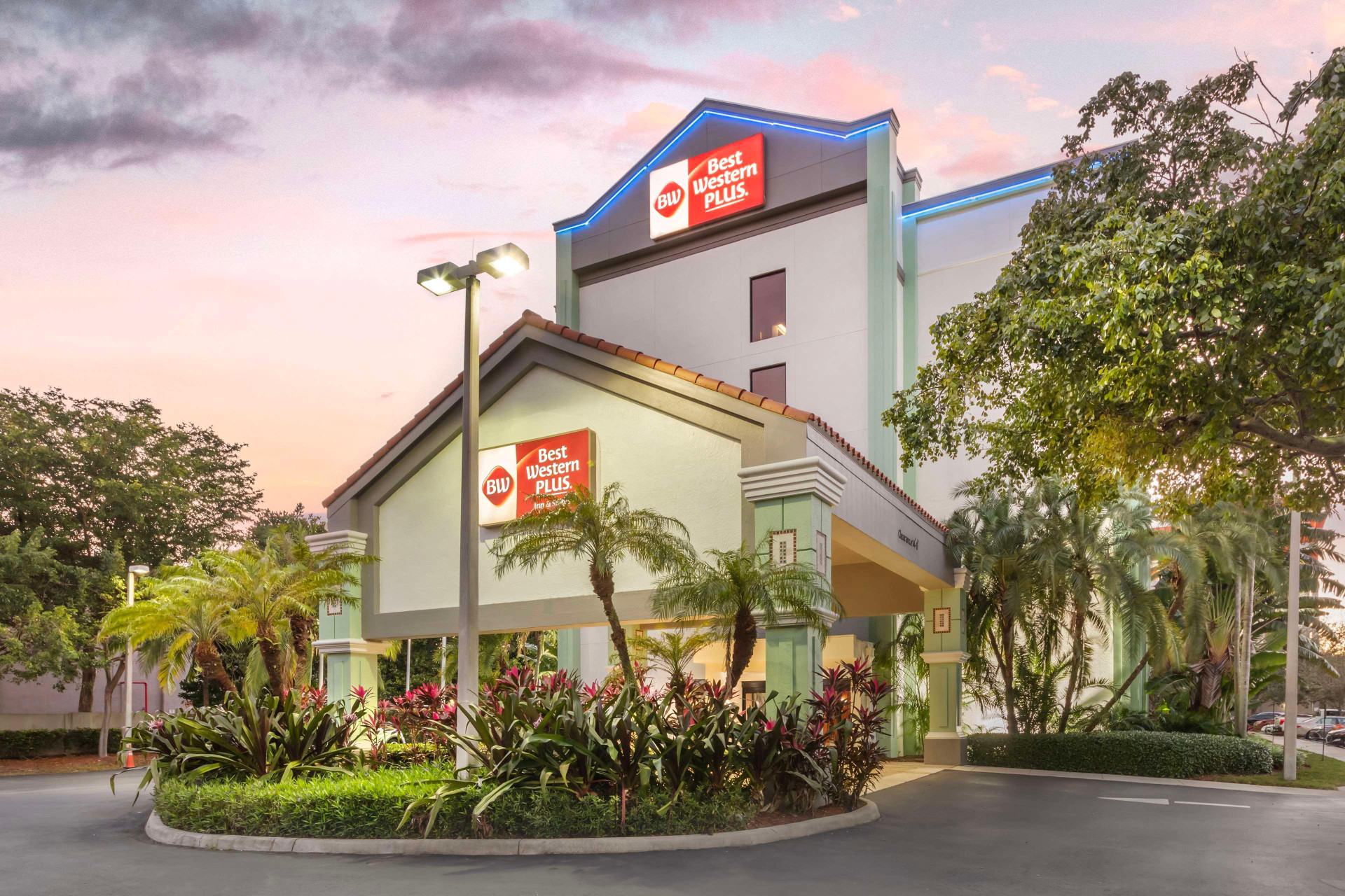 Vista Exterior Best Western Plus Kendall Hotel & Suites