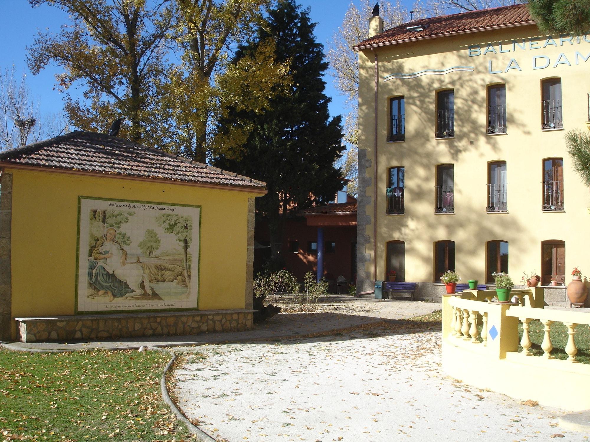 Vista Exterior Balneario de Almeida La Dama Verde