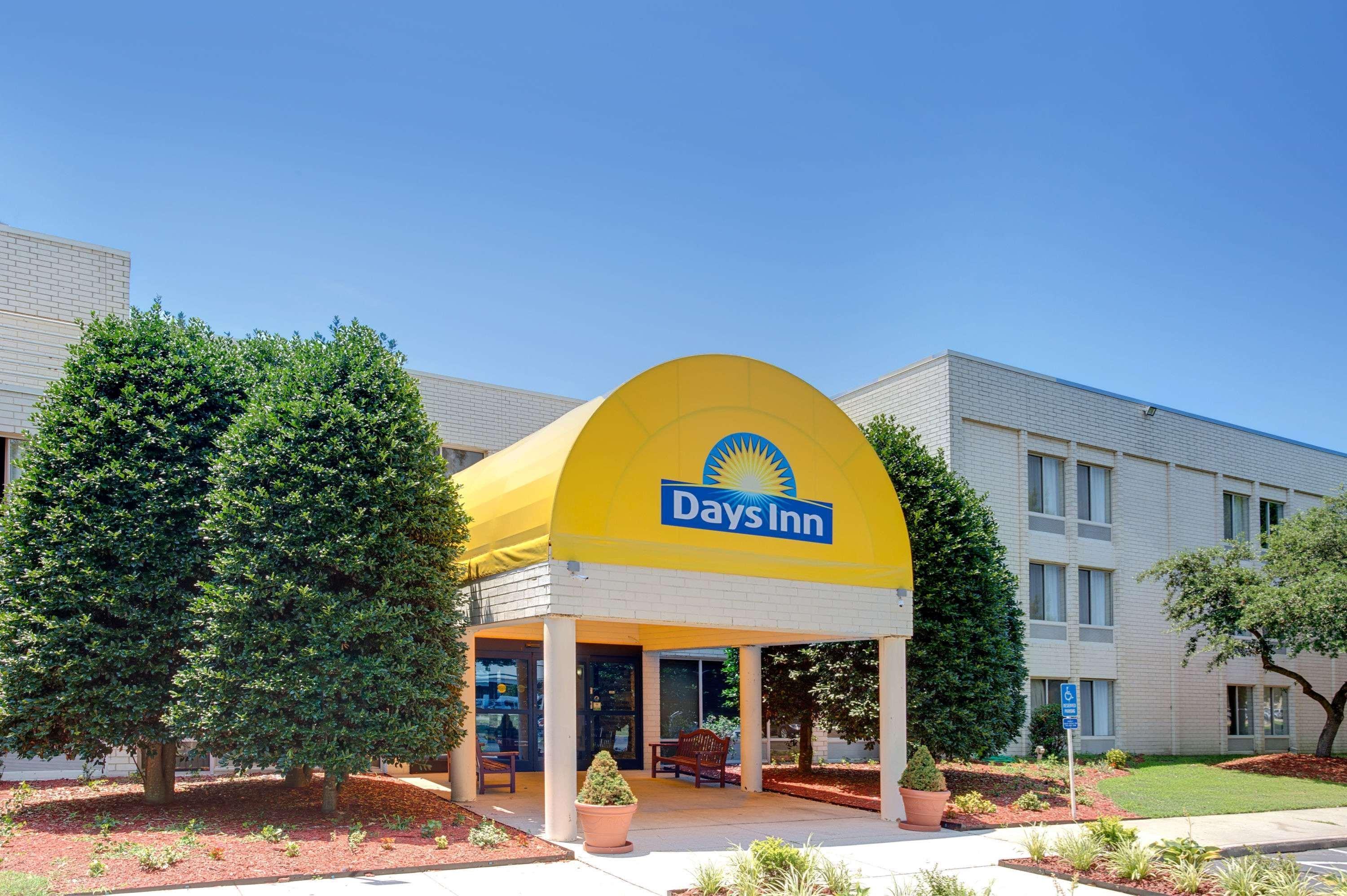 Vista Exterior Days Inn by Wyndham Newport News City Center Oyster Point