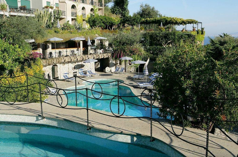 Vista da piscina Grand Hotel Capodimonte