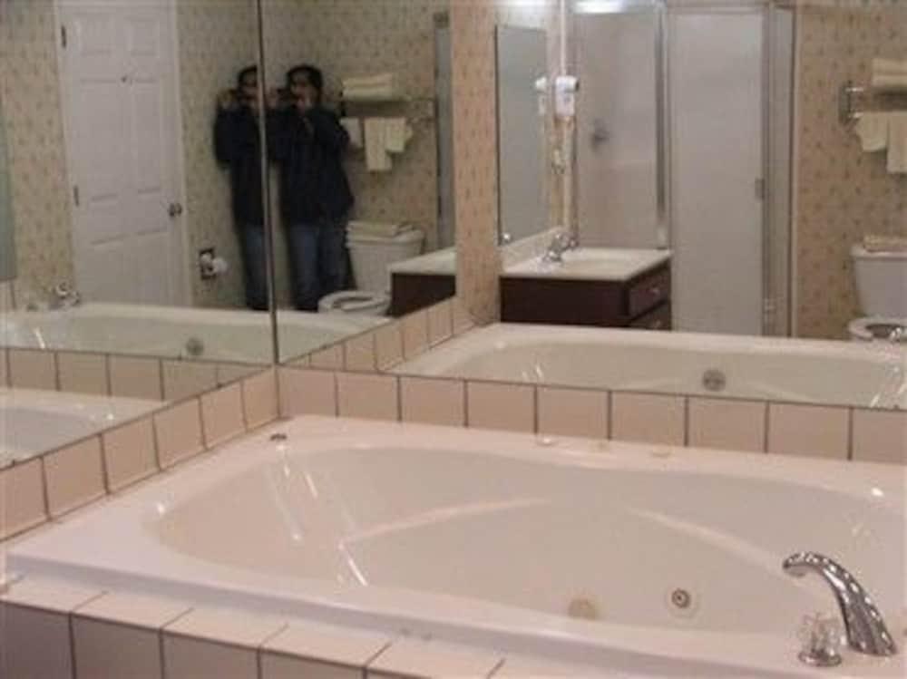 Baño Deerfield Inn & Suites
