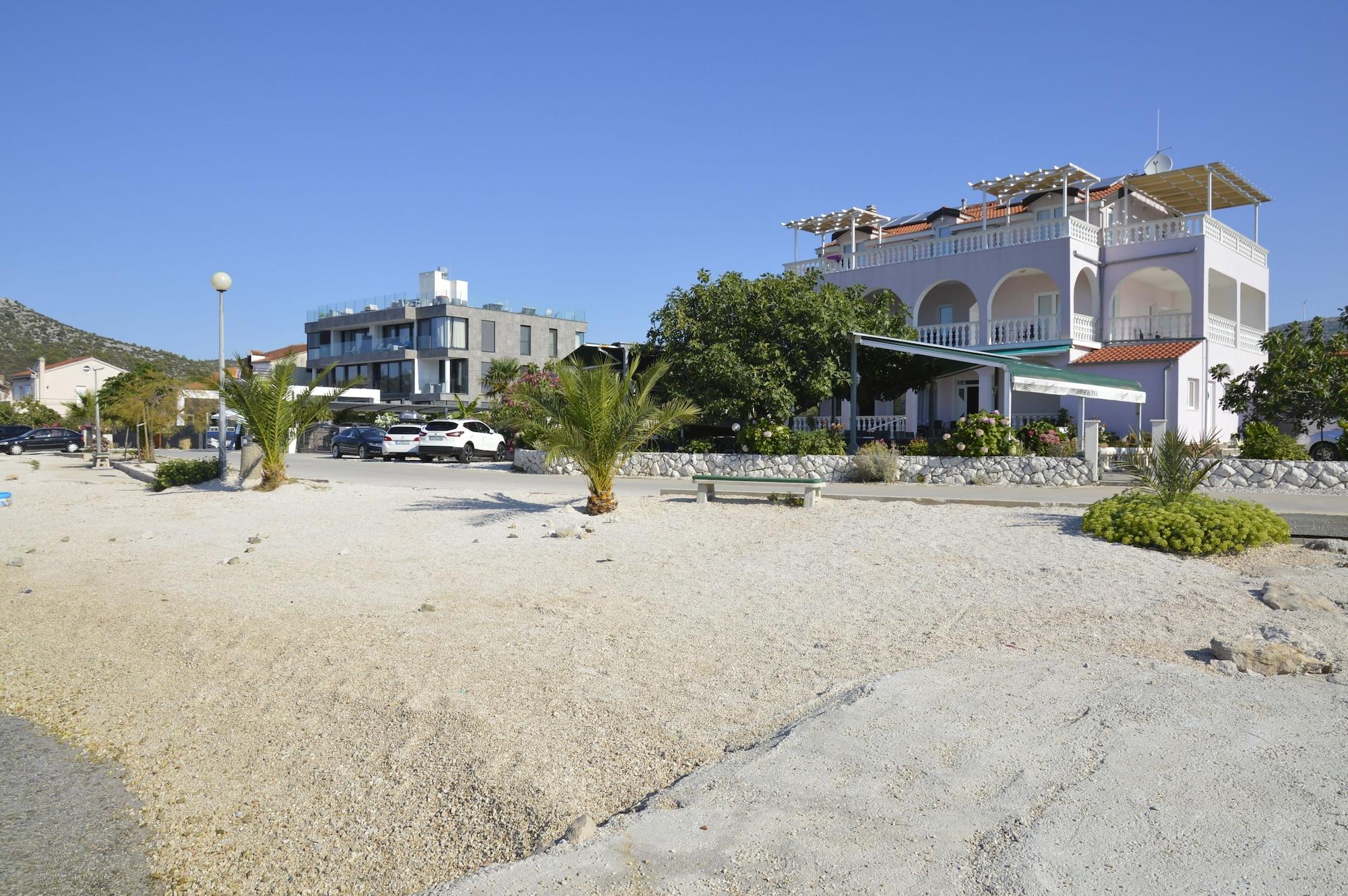 Vista Exterior Bed & Breakfast by the Beach