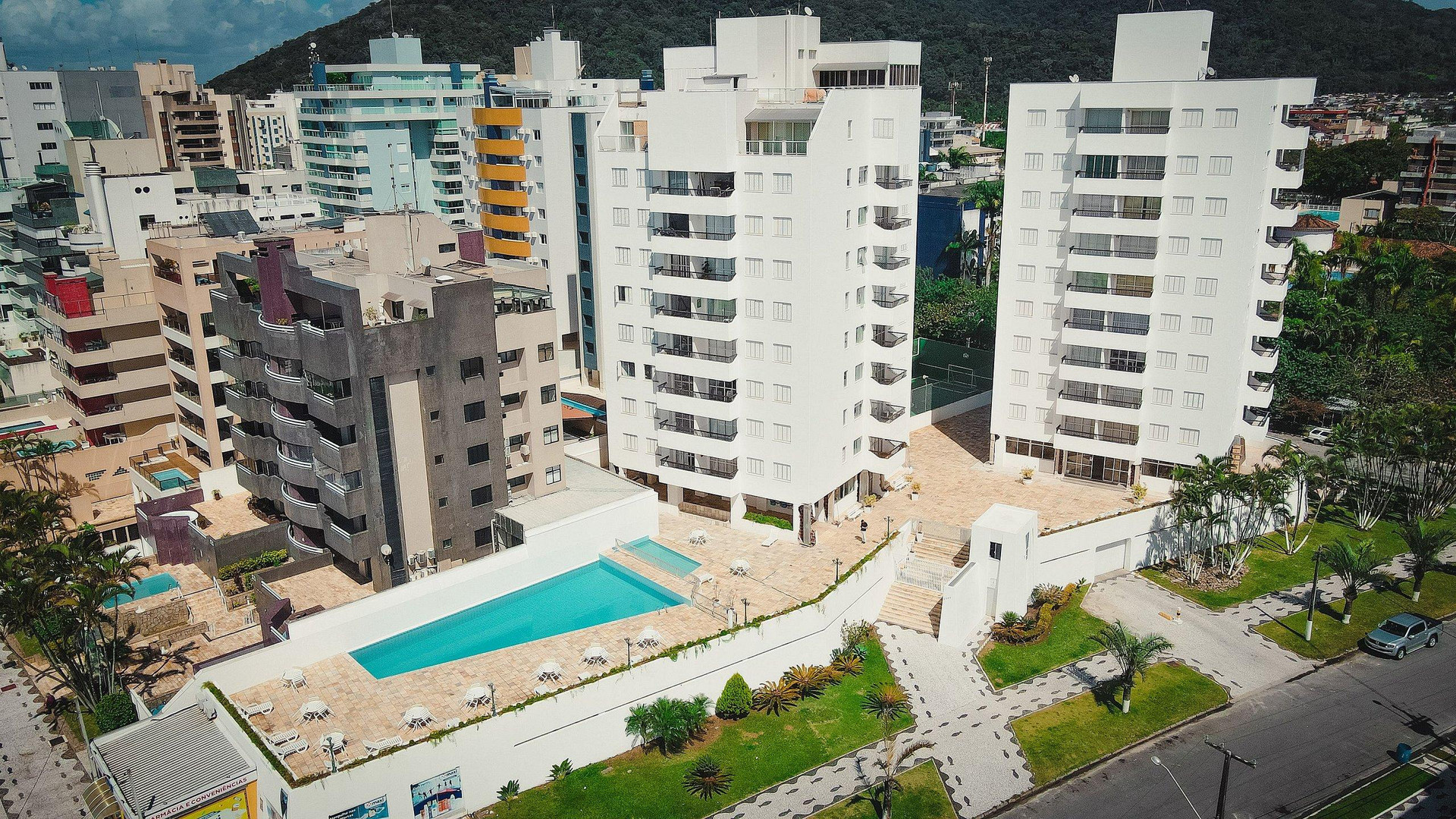 Vista Exterior Condomínio Encantador Frente Mar e com Piscina