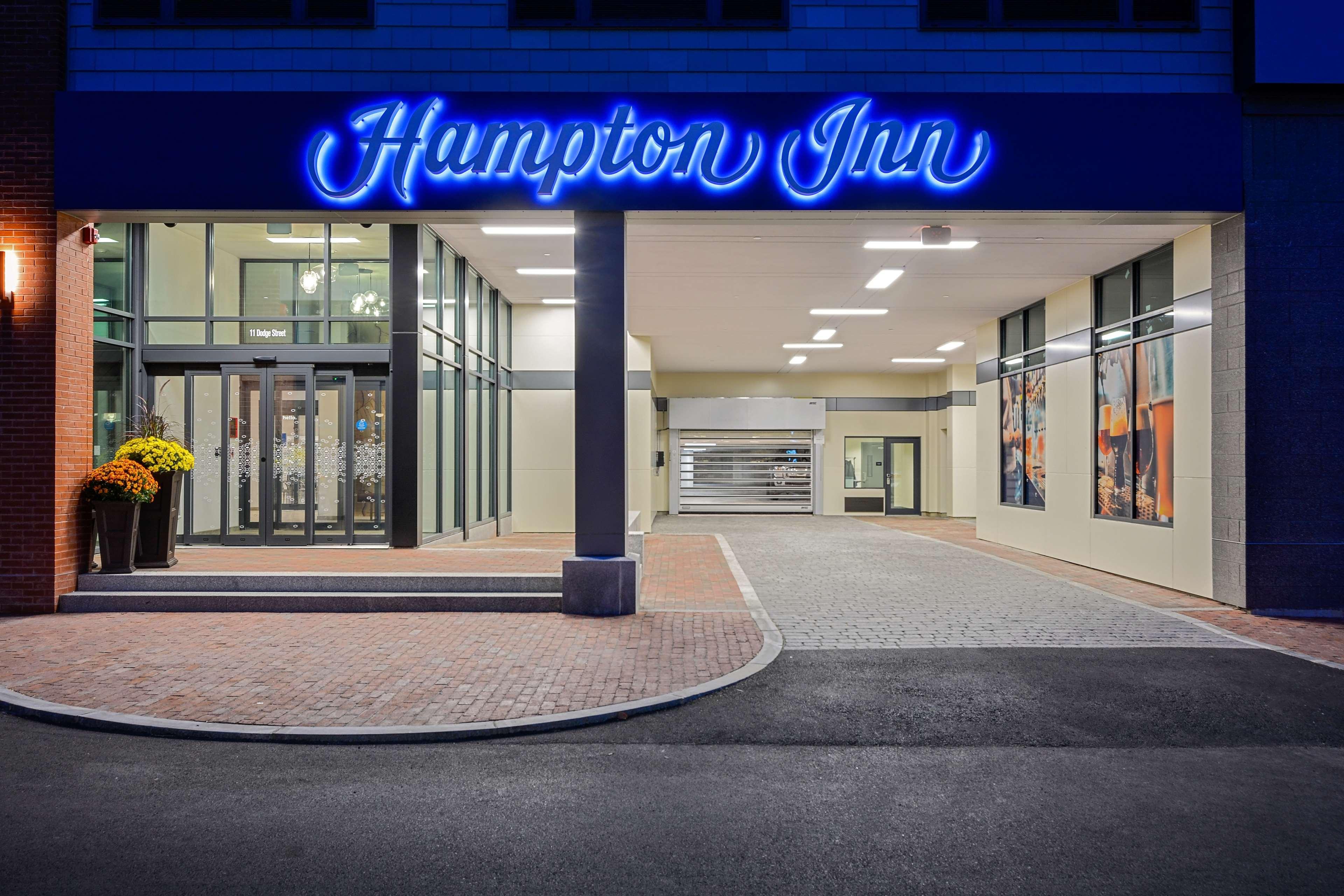 Vista Exterior Hampton Inn Salem Boston