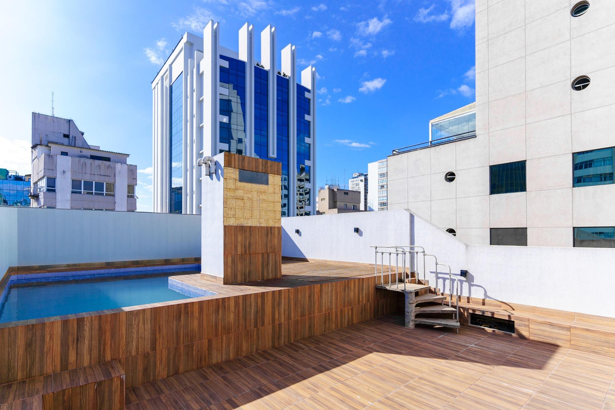 Vista da piscina Carillon Plaza Hotel