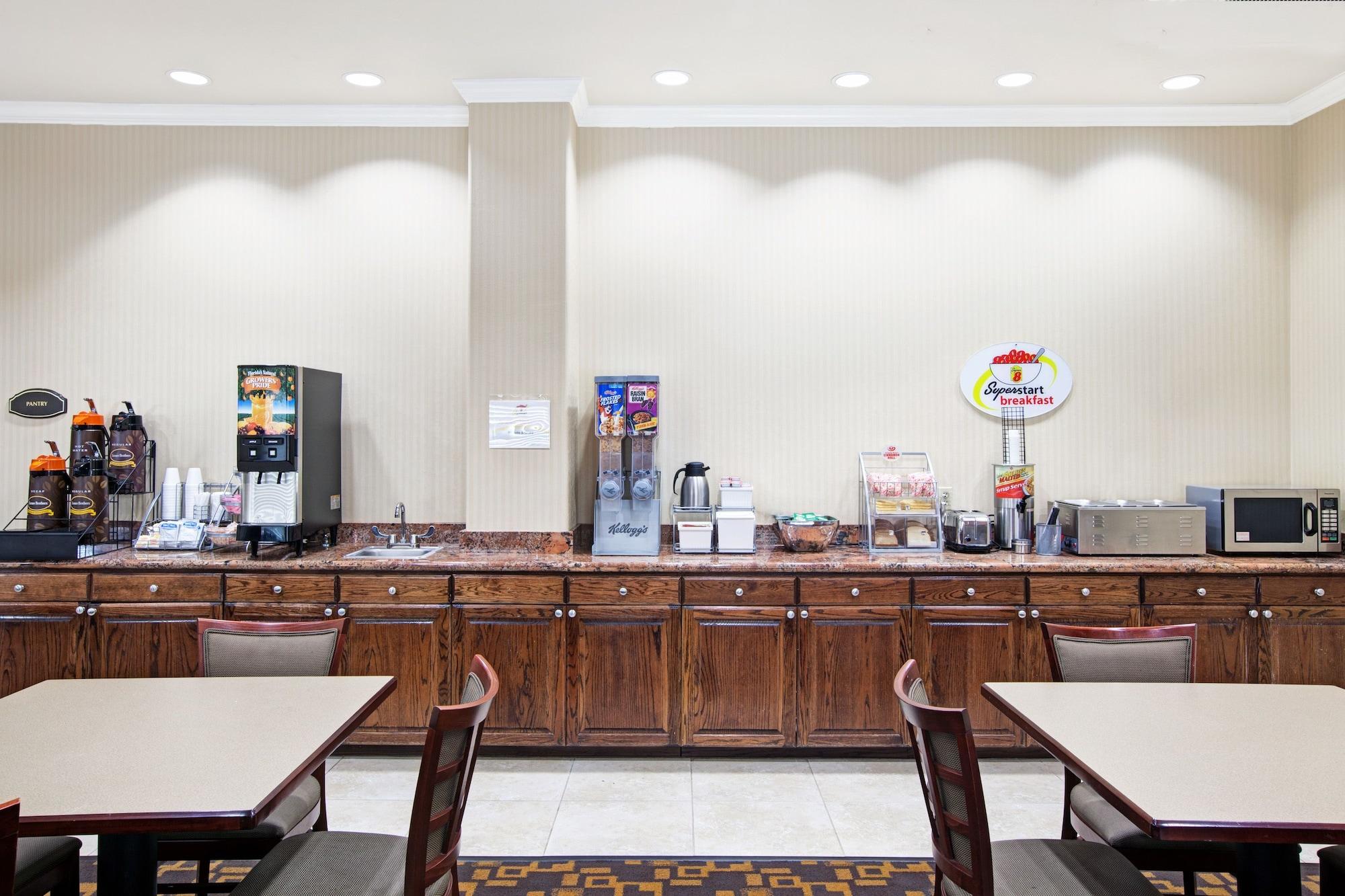 Restaurant Super 8 by Wyndham IAH West/Greenspoint