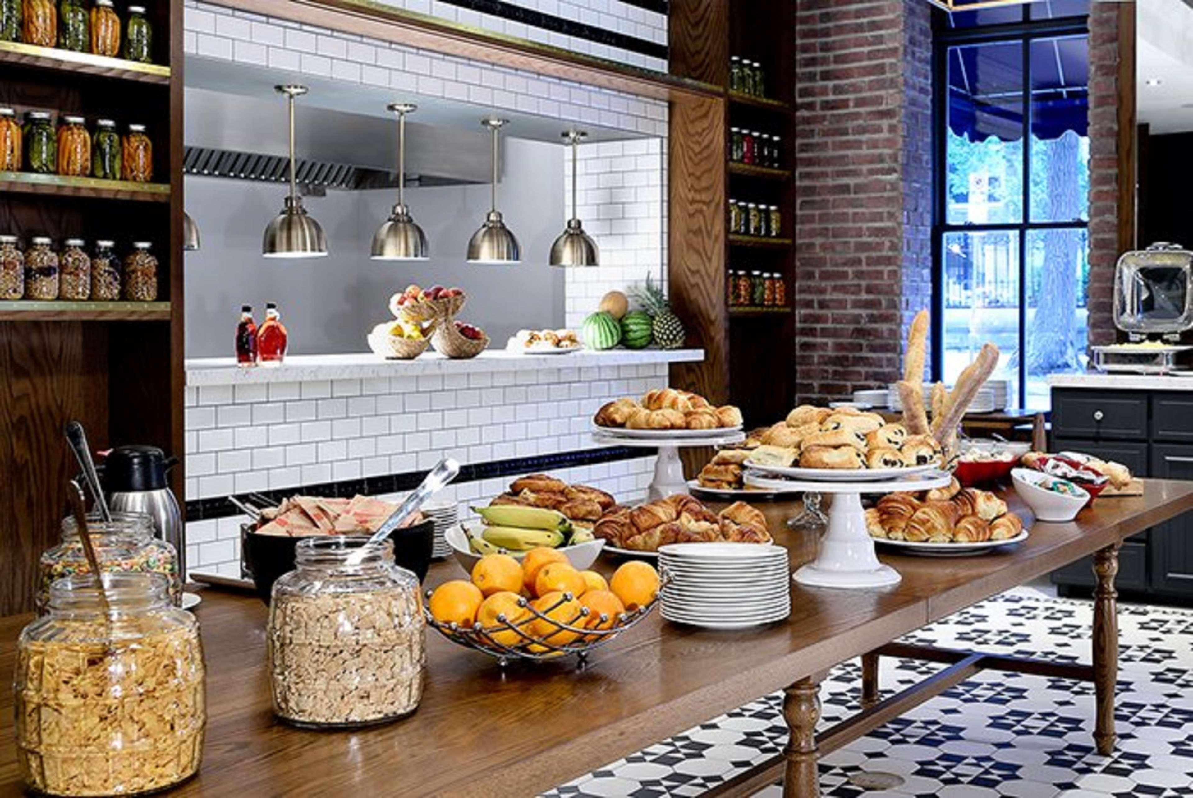 Restaurant DoubleTree by Hilton Ottawa Downtown