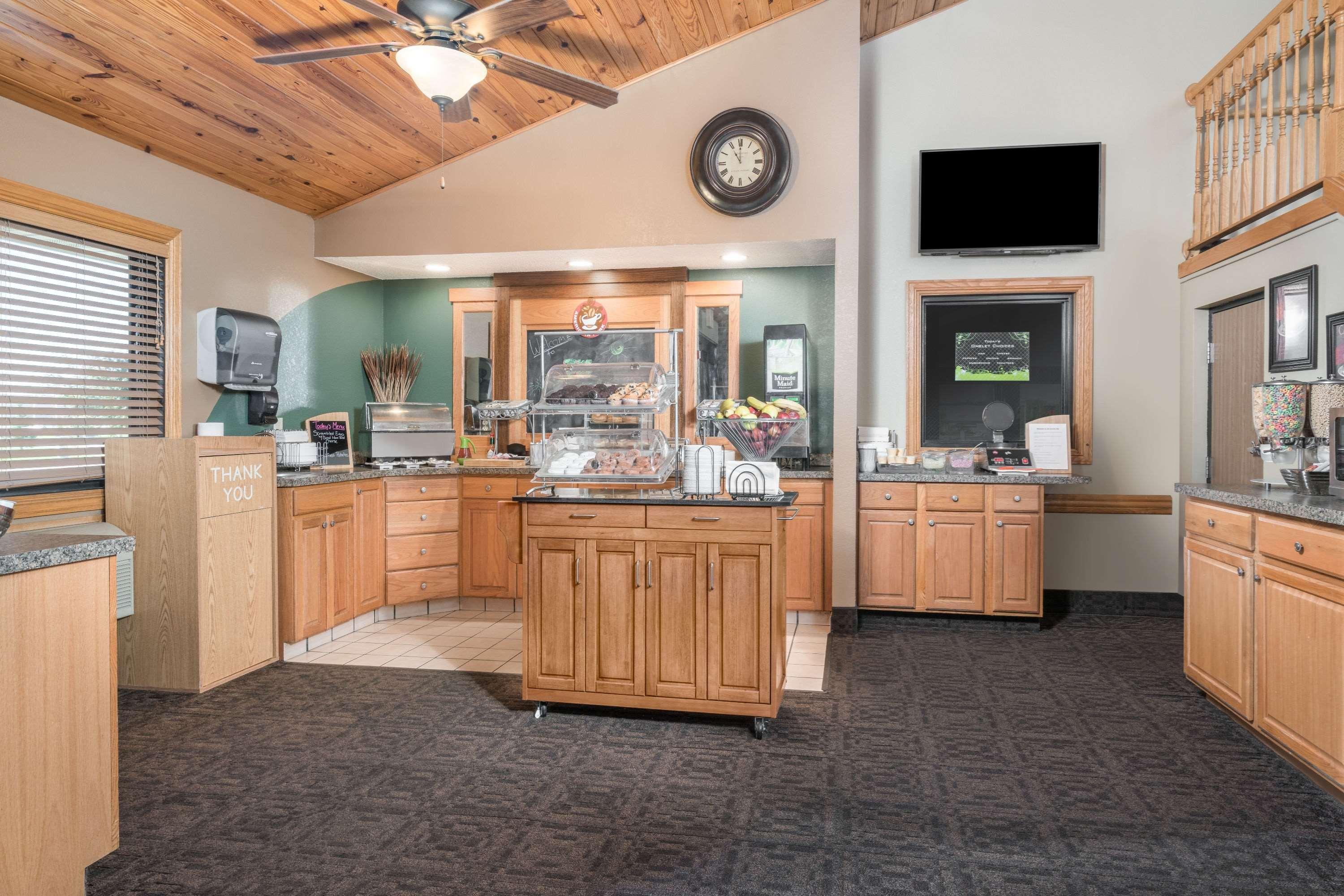 Restaurant AmericInn by Wyndham Bismarck
