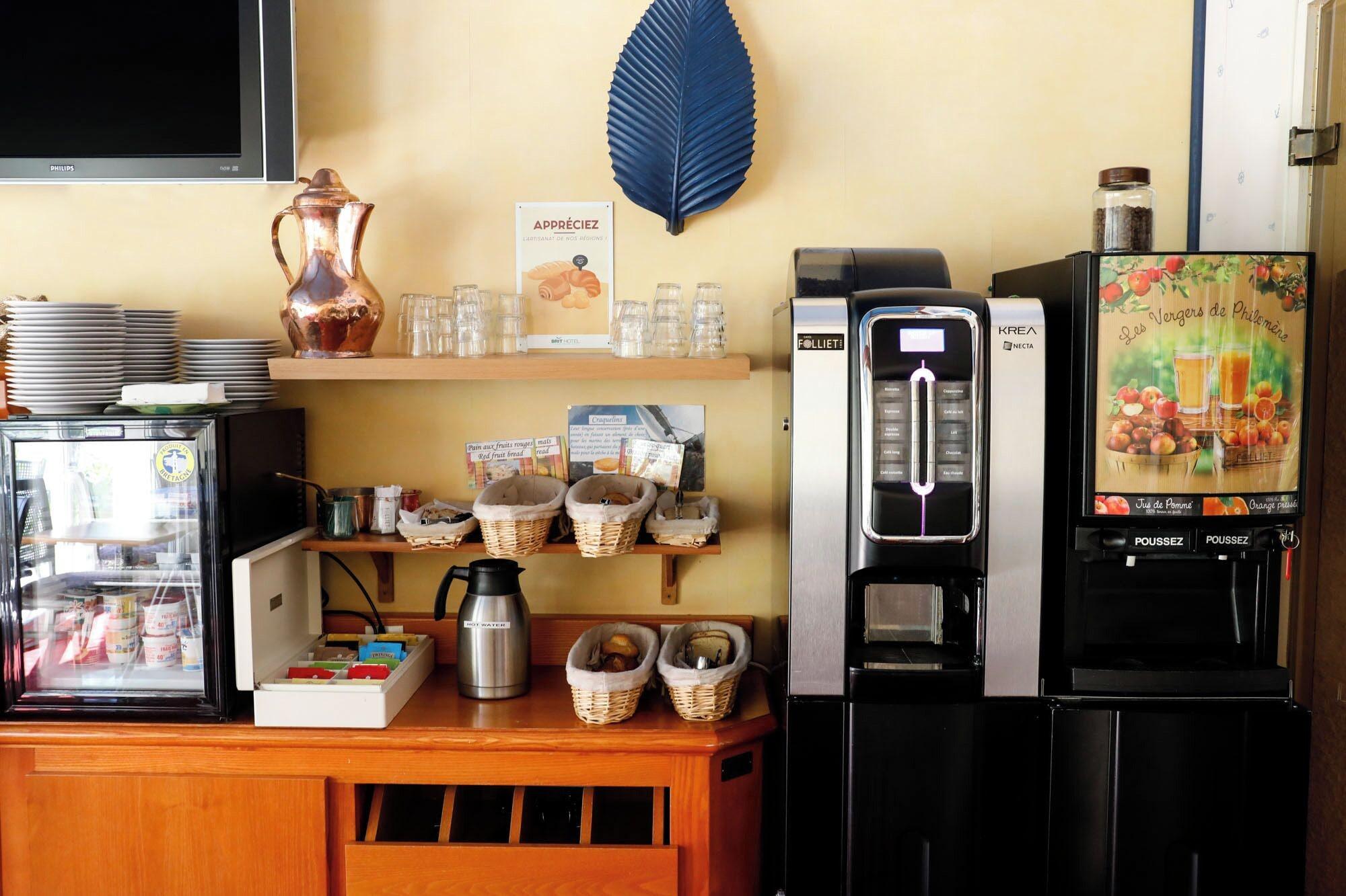 Bar/Salón Brit Hotel Le Branhoc