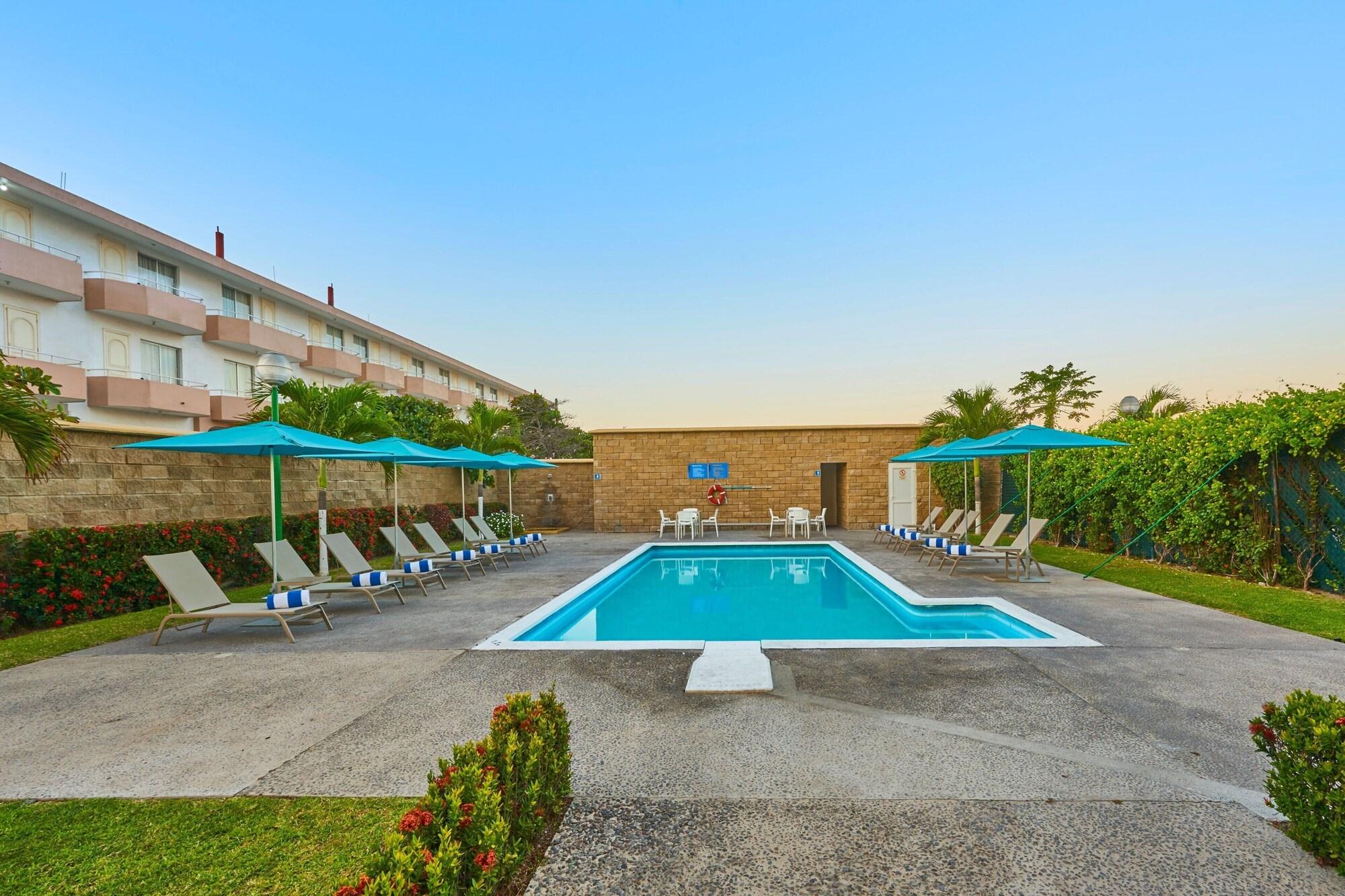 Vista Piscina City Express by Marriott Manzanillo