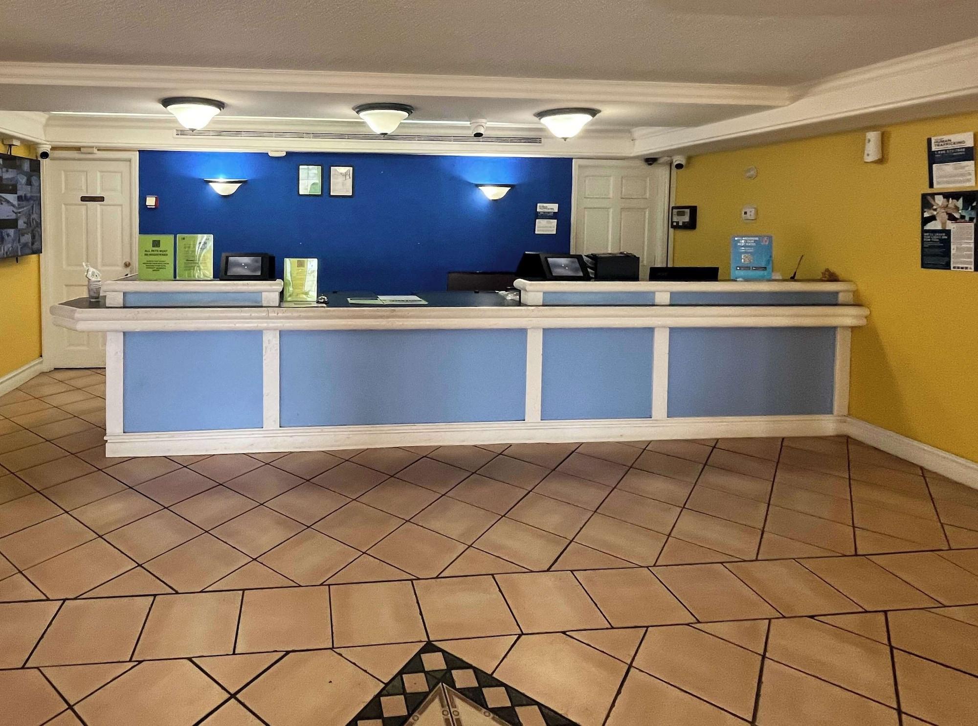 Vista Lobby Studio 6 Extended Stay - Huntsville, AL University Drive