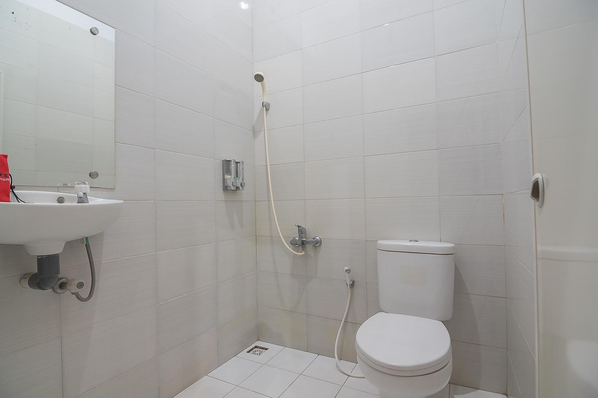 Equipamiento de Habitación RedDoorz near Alun Alun Subang