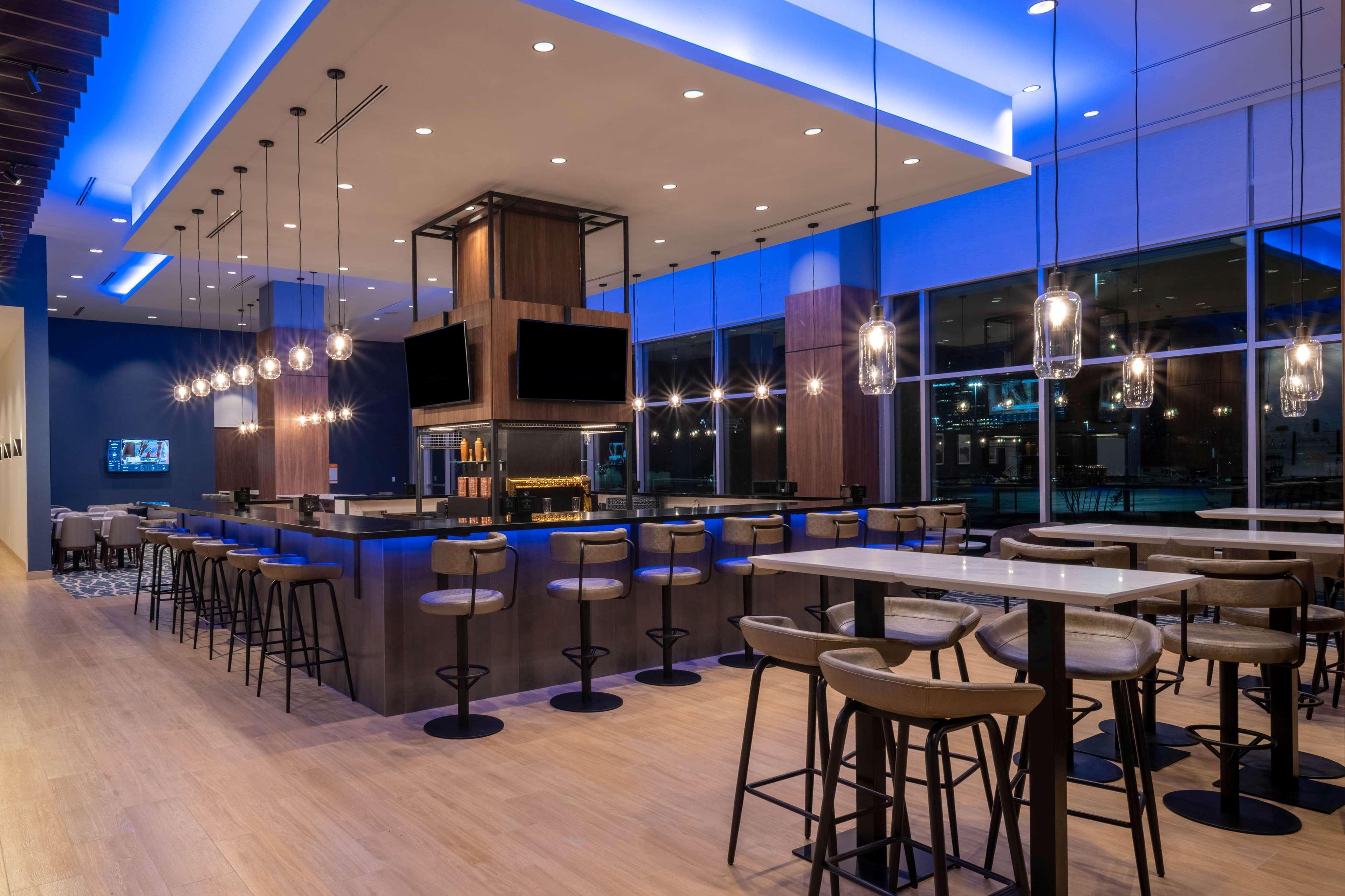 Bar/Salón La Quinta Inn & Suites by Wyndham Nashville Downtown / Stadium