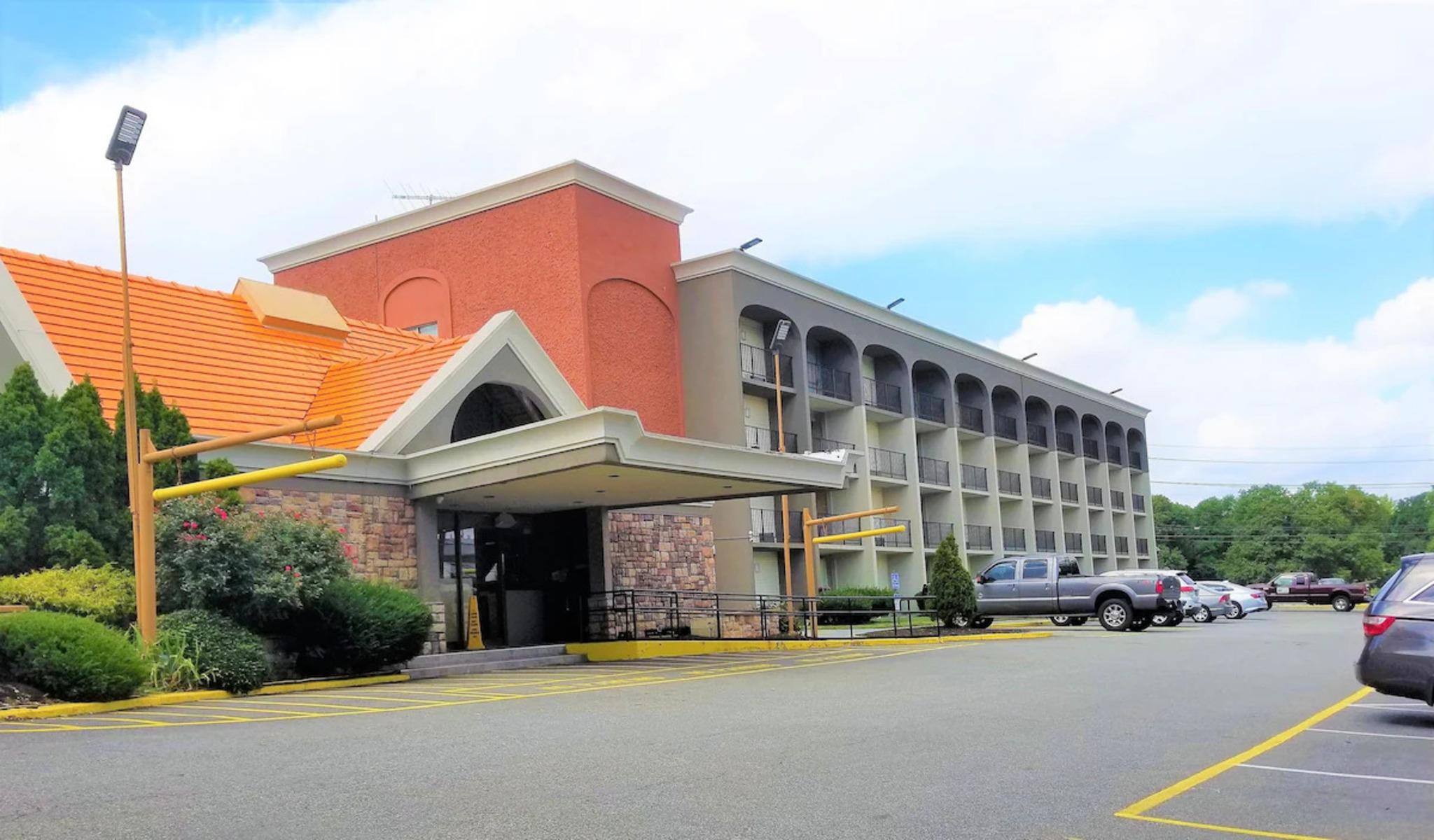 Vista Exterior Howard Johnson by Wyndham Clifton NJ