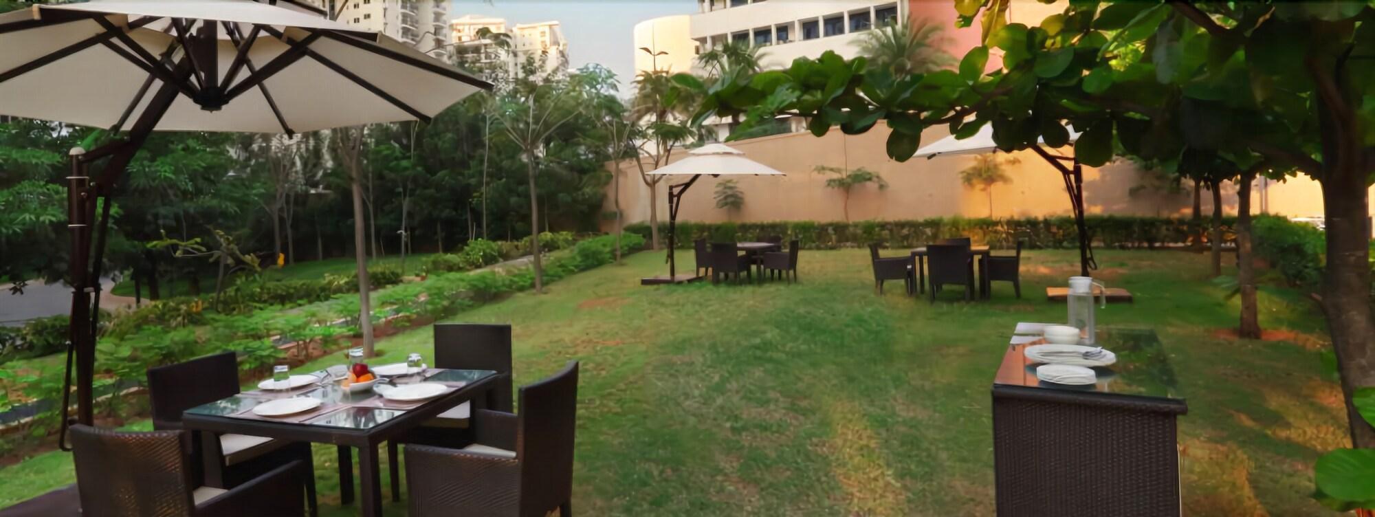 Restaurant Crest Executive Suites