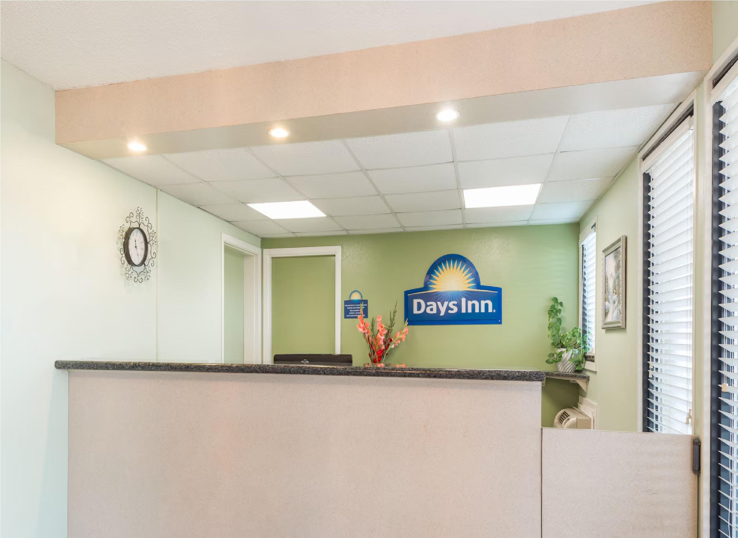 Vista Lobby Days Inn by Wyndham San Marcos