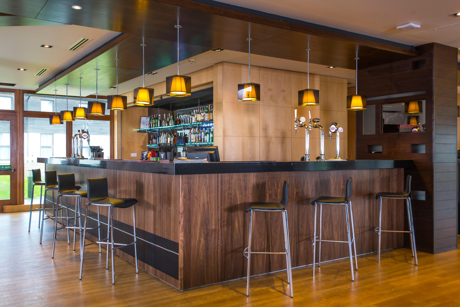 Bar/Salón Holiday Inn Express London-Epsom Downs by IHG