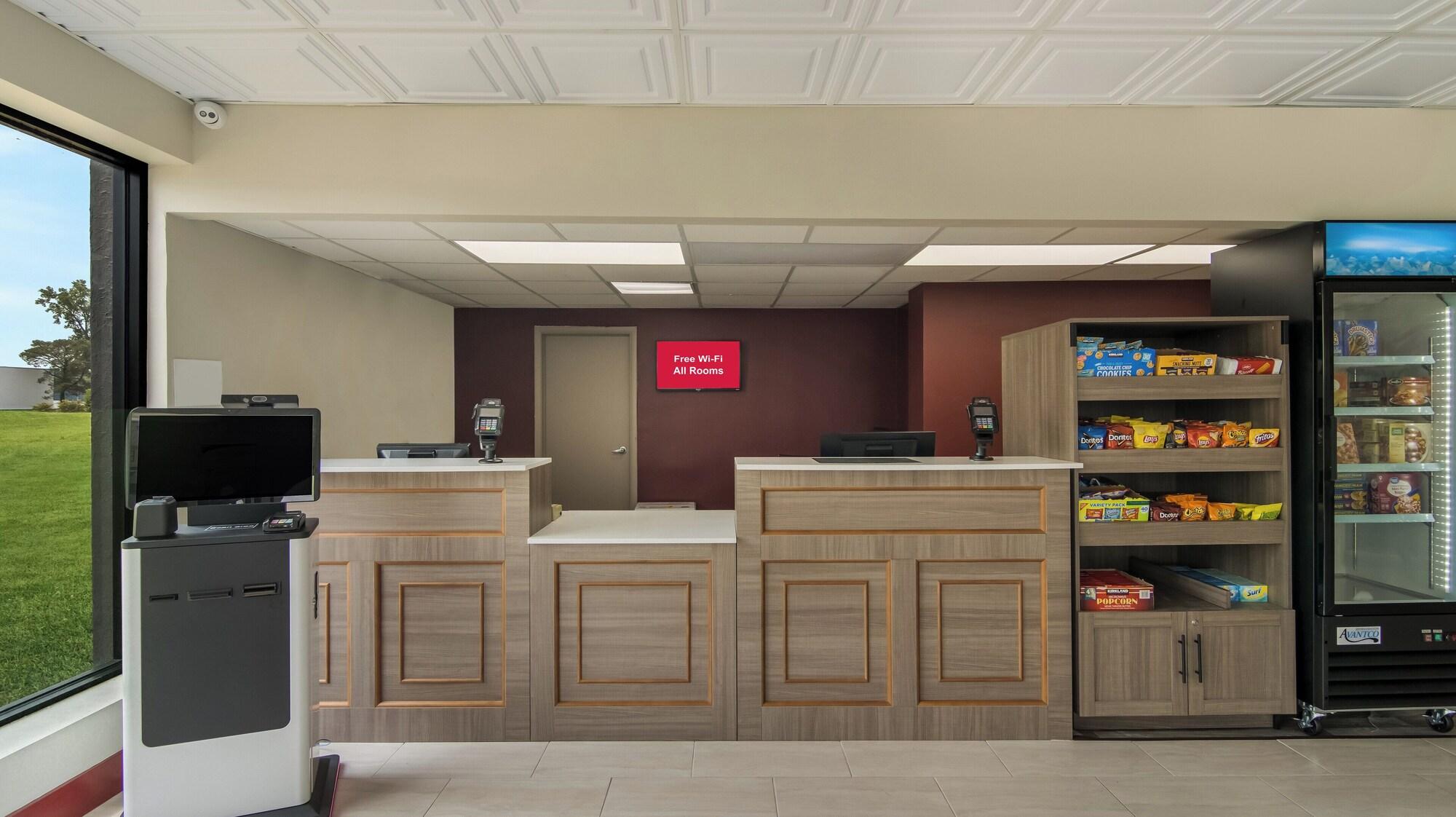 Vista Lobby HomeTowne Studios by Red Roof & Conference Center Chicago – N Aurora/ Naperville