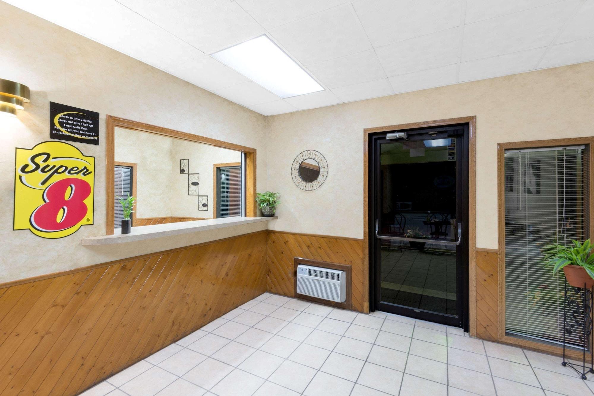 Vista Lobby Super 8 by Wyndham Algona