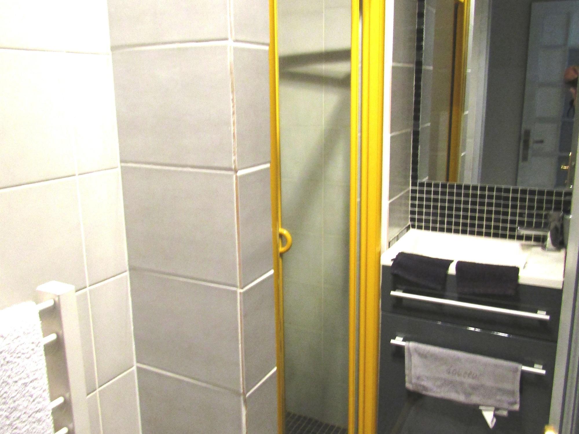 Varios Chez Isa et Dens