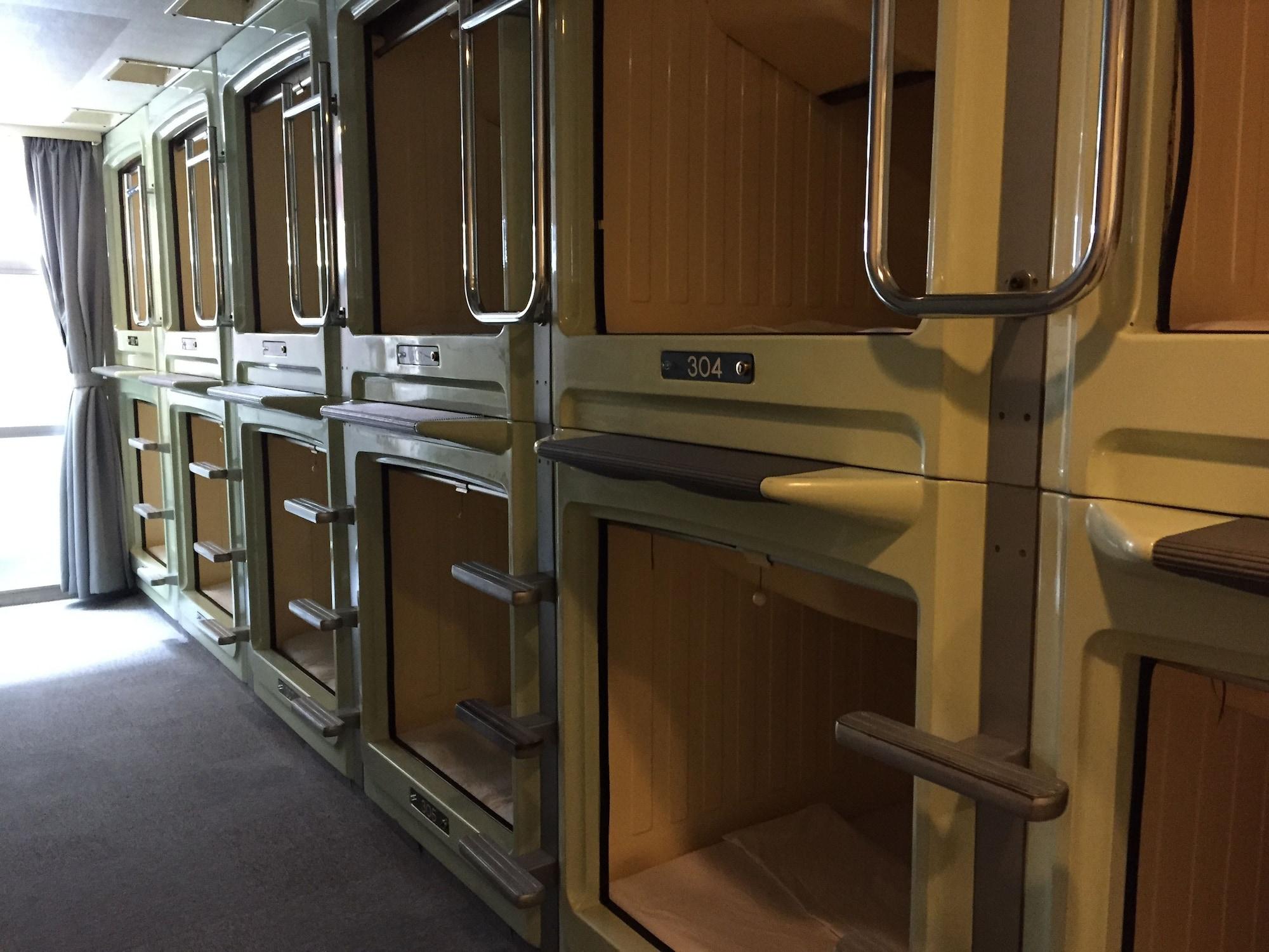 Varios Capsule Inn Hamamatsucho