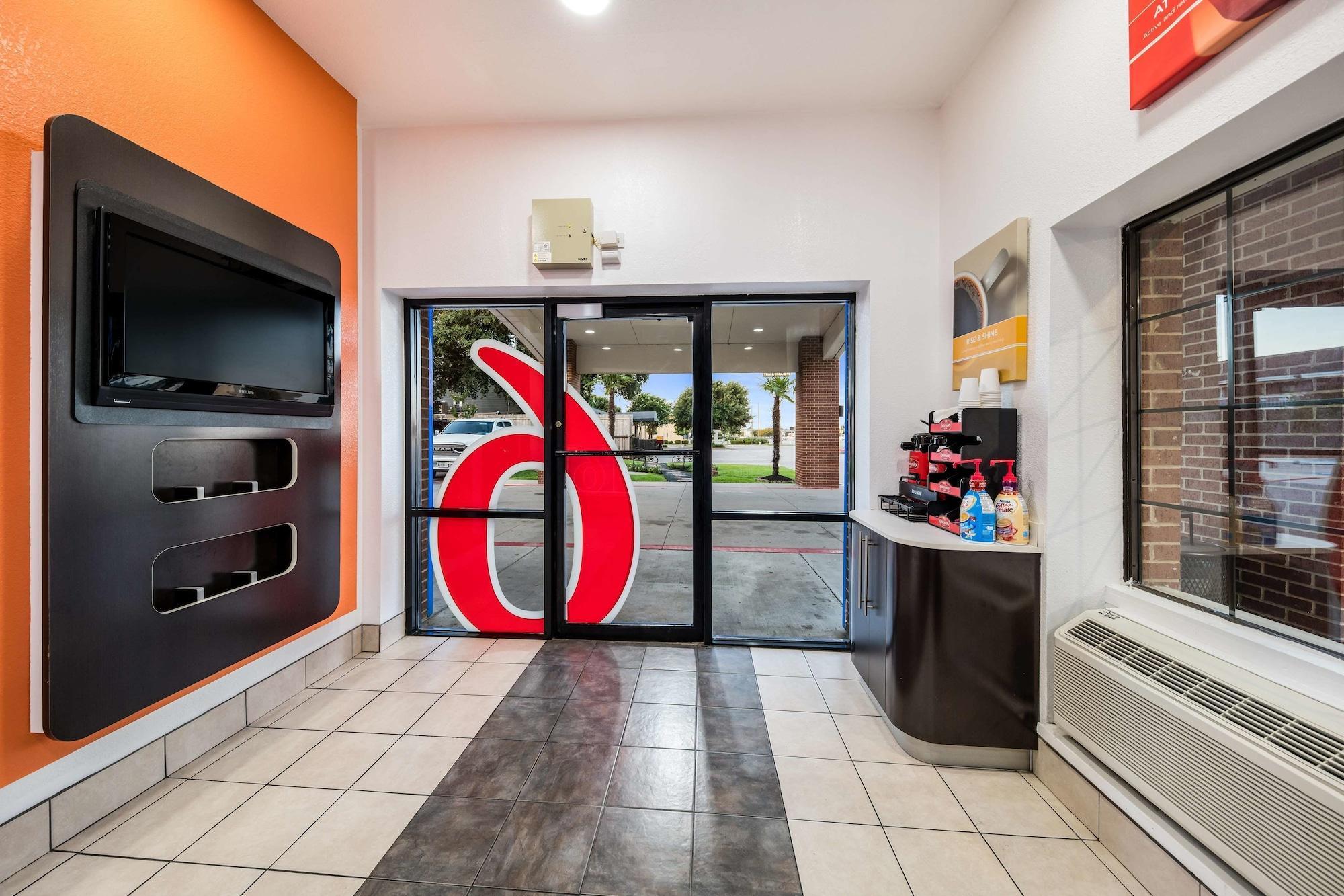 Vista Lobby Motel 6 Plano, TX - Plano Northeast