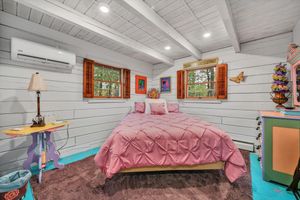 Alquiler Vacacional - Quirky cabin retreat on 4 acres w spa, arcade rm, art&book loft -- near Hershey