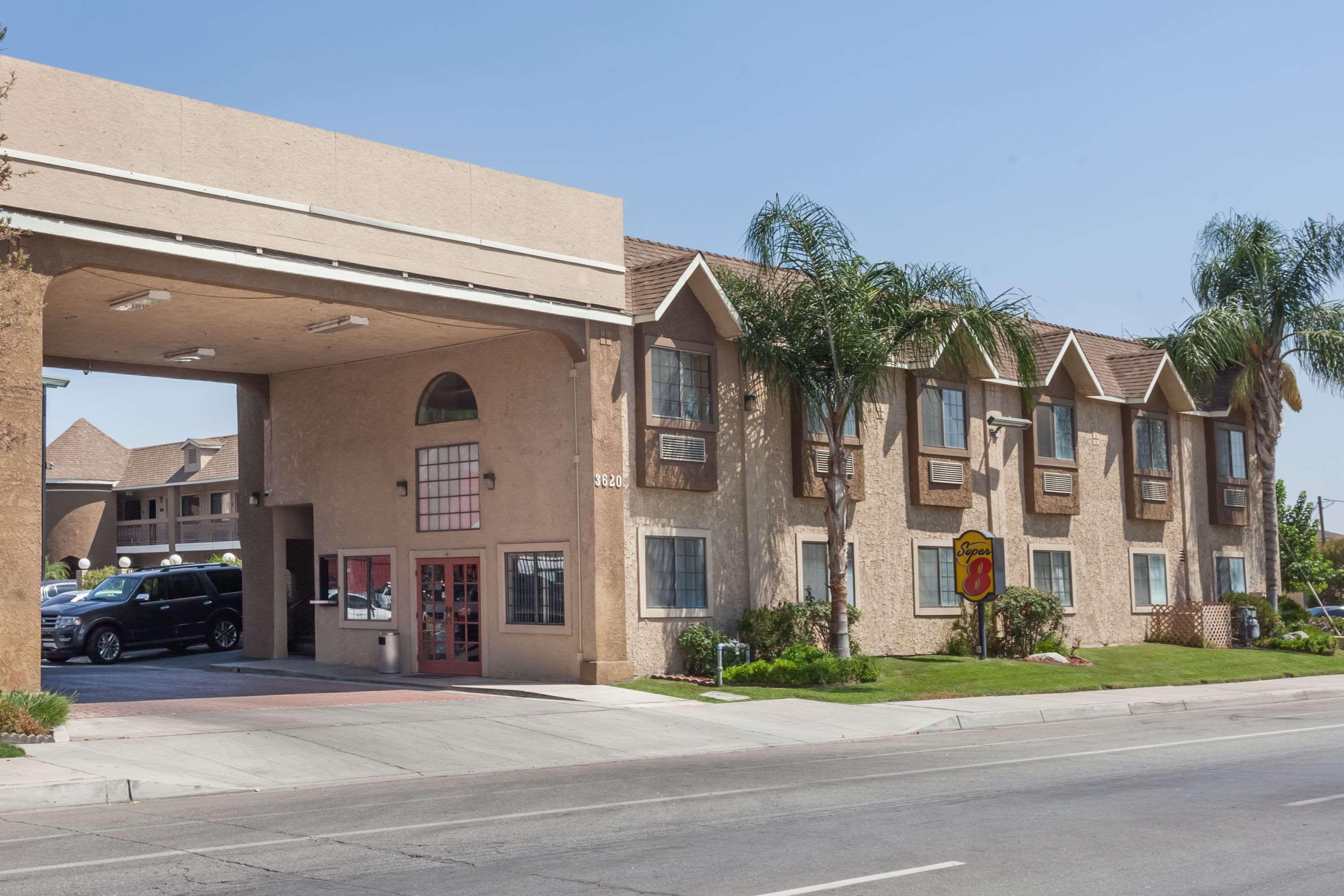 Varios Super 8 by Wyndham Bakersfield South CA