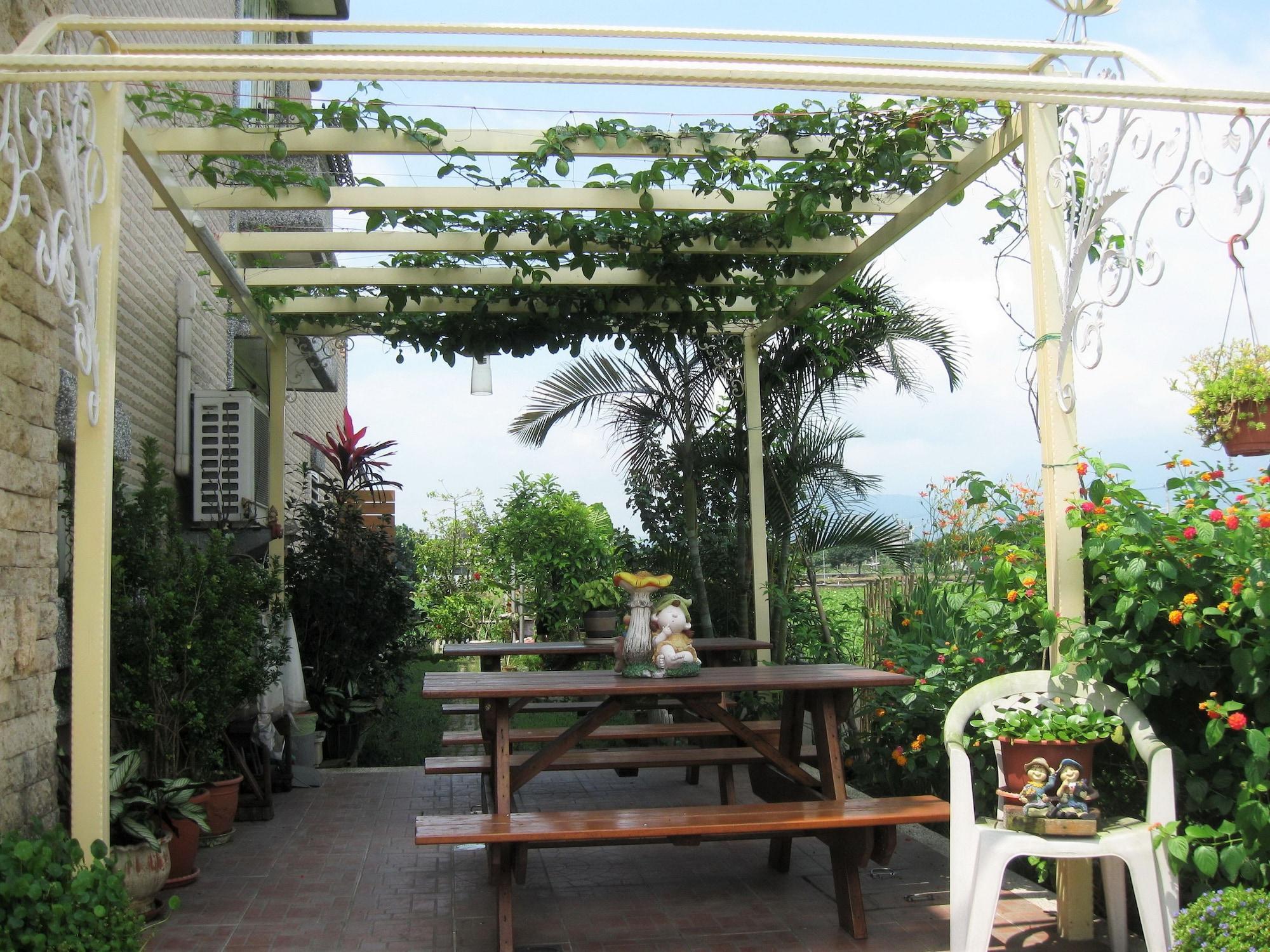 Varios Evergreen Garden Home