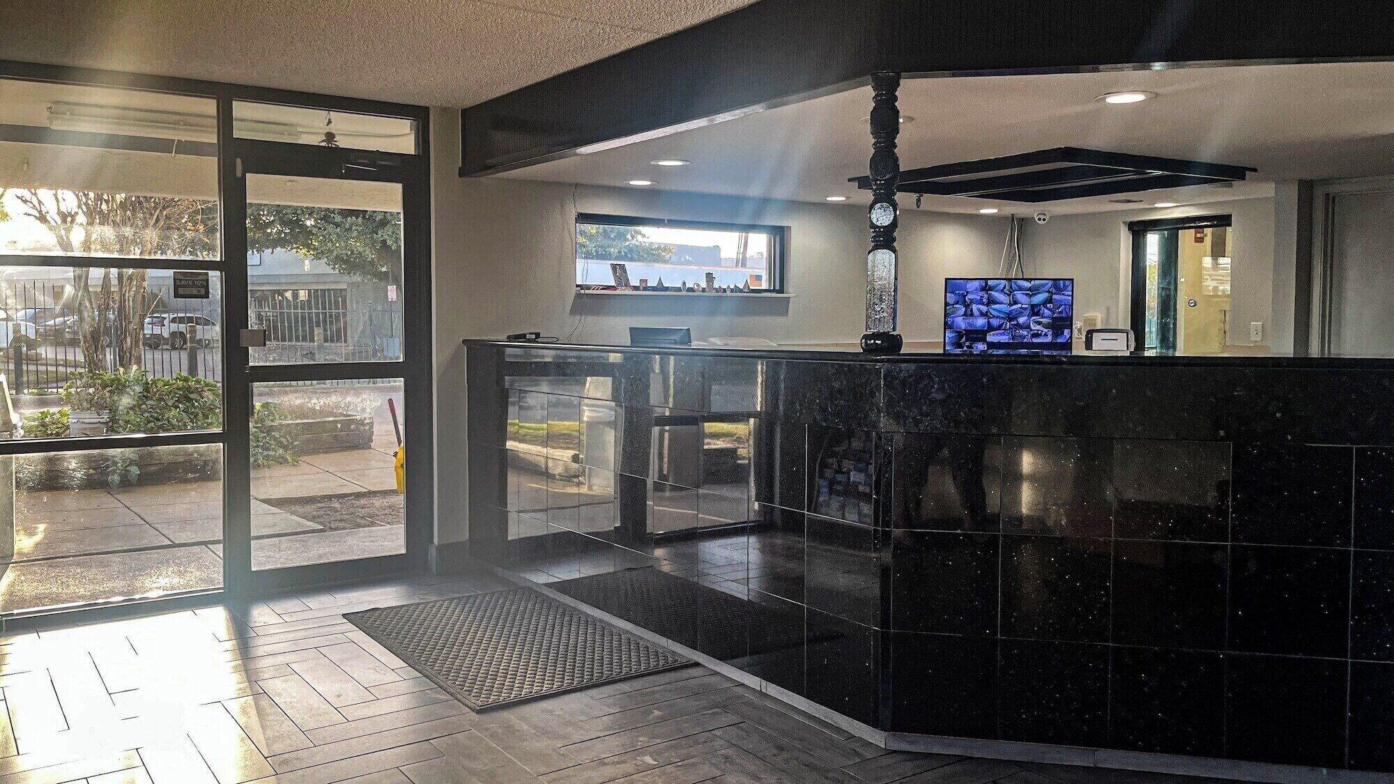 Vista Lobby Studio 6  Suites Dallas. TX - Loop 12 West