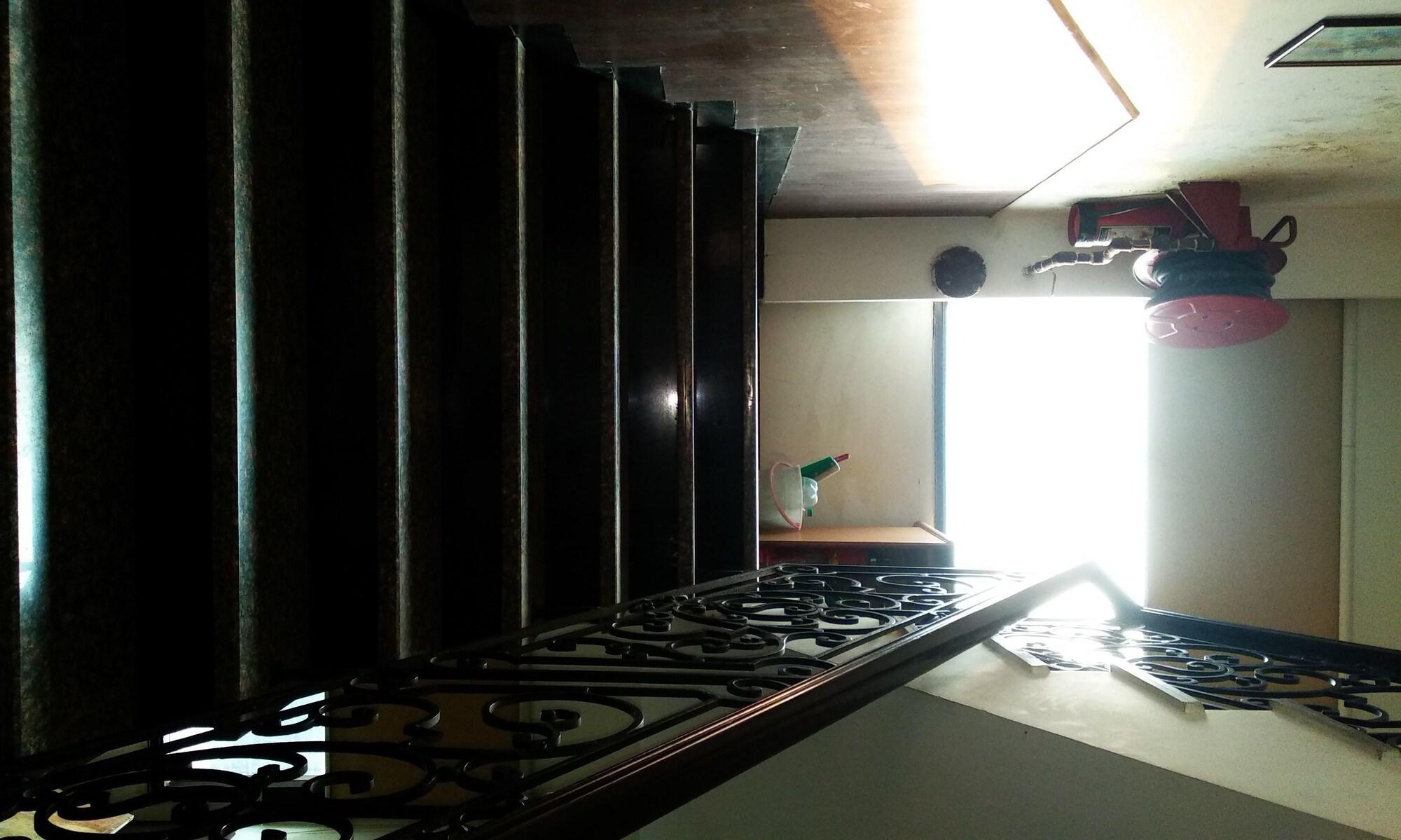 Vista Lobby Metropolis Guest House