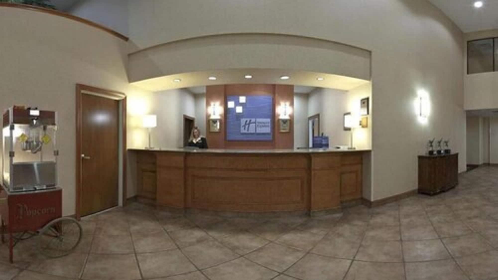 Vista Lobby Holiday Inn Express & Suites Forest by IHG