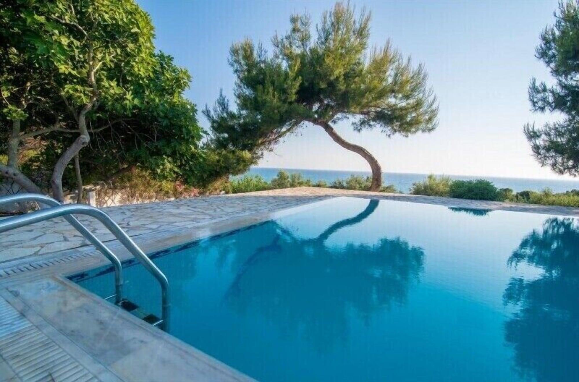 Vista Piscina Golden Sand Apartments