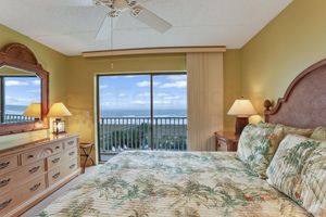 Alquiler Vacacional - Oceanfront Condo with Spacious Patio and Private Walkway to the Beach by RedAwning