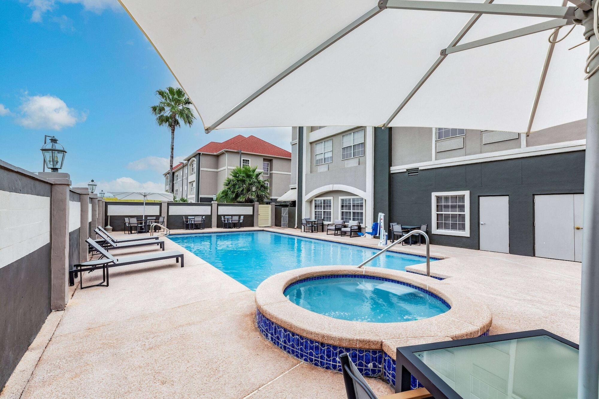 Vista Piscina La Quinta Inn & Suites by Wyndham Pharr RGV Medical Center