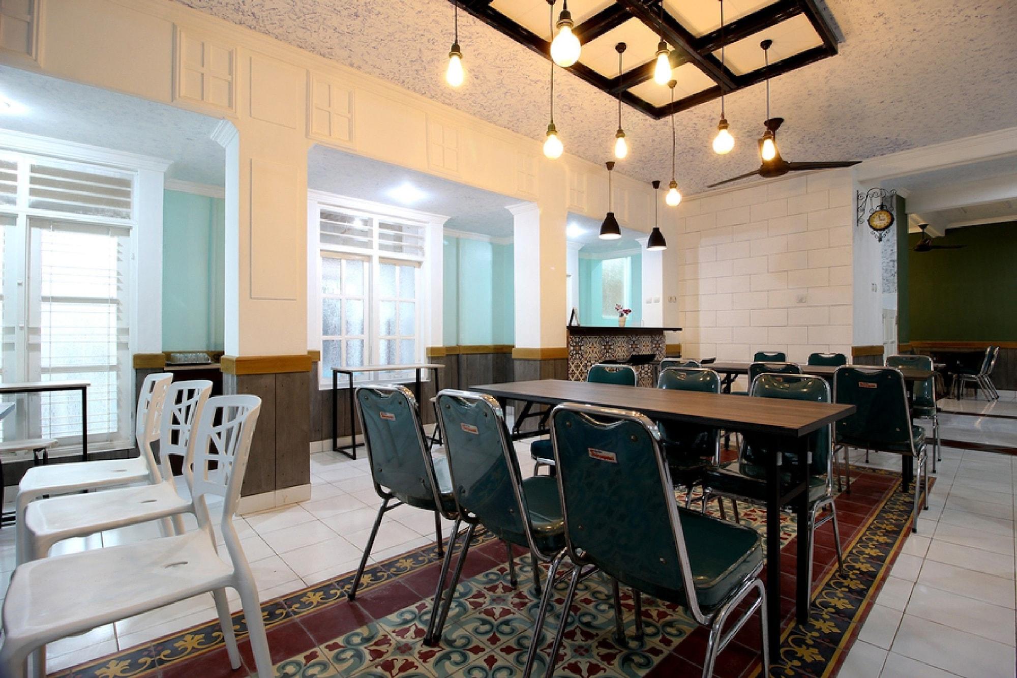 Restaurant RedDoorz Plus Syariah near Lempuyangan Station 3