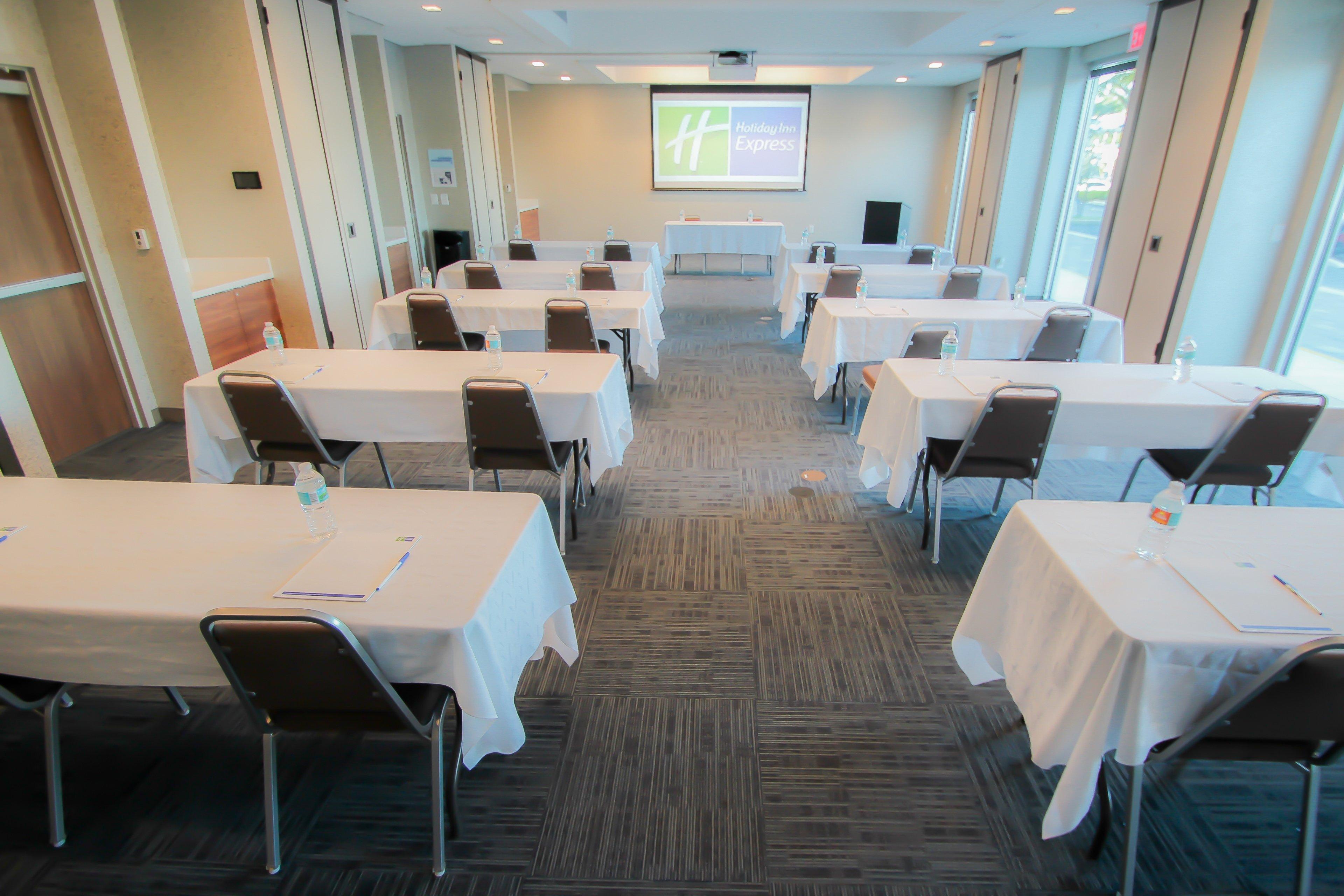Centro de Negocios Holiday Inn Express & Suites Miami Airport East
