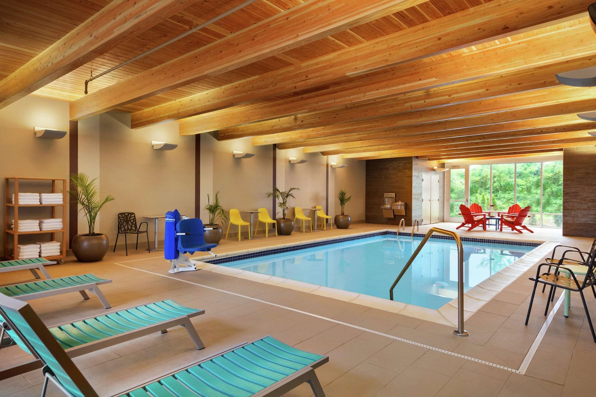 Vista Piscina Home2 Suites by Hilton Frederick