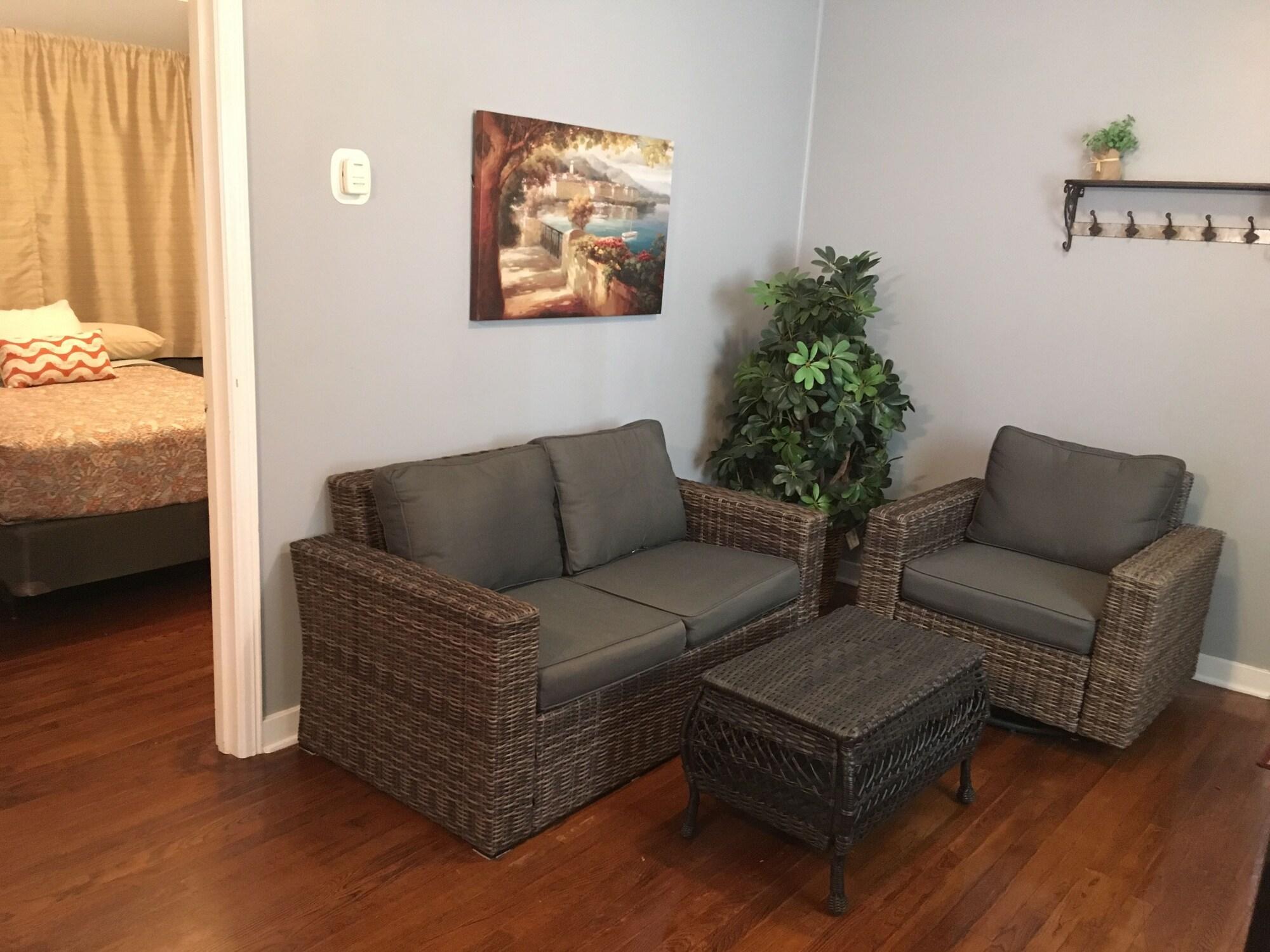 Varios Riverdale Inn