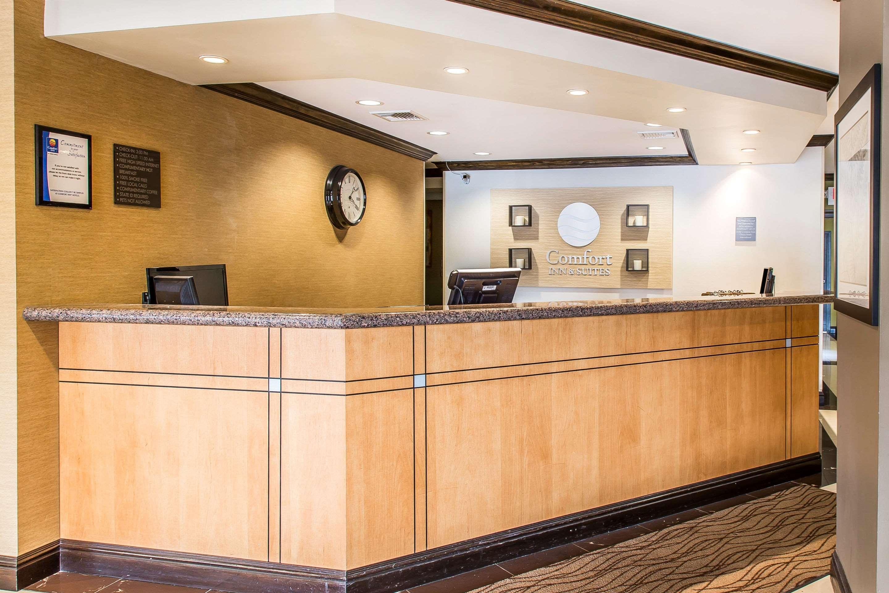 Vista Lobby Comfort Inn & Suites Meriden East