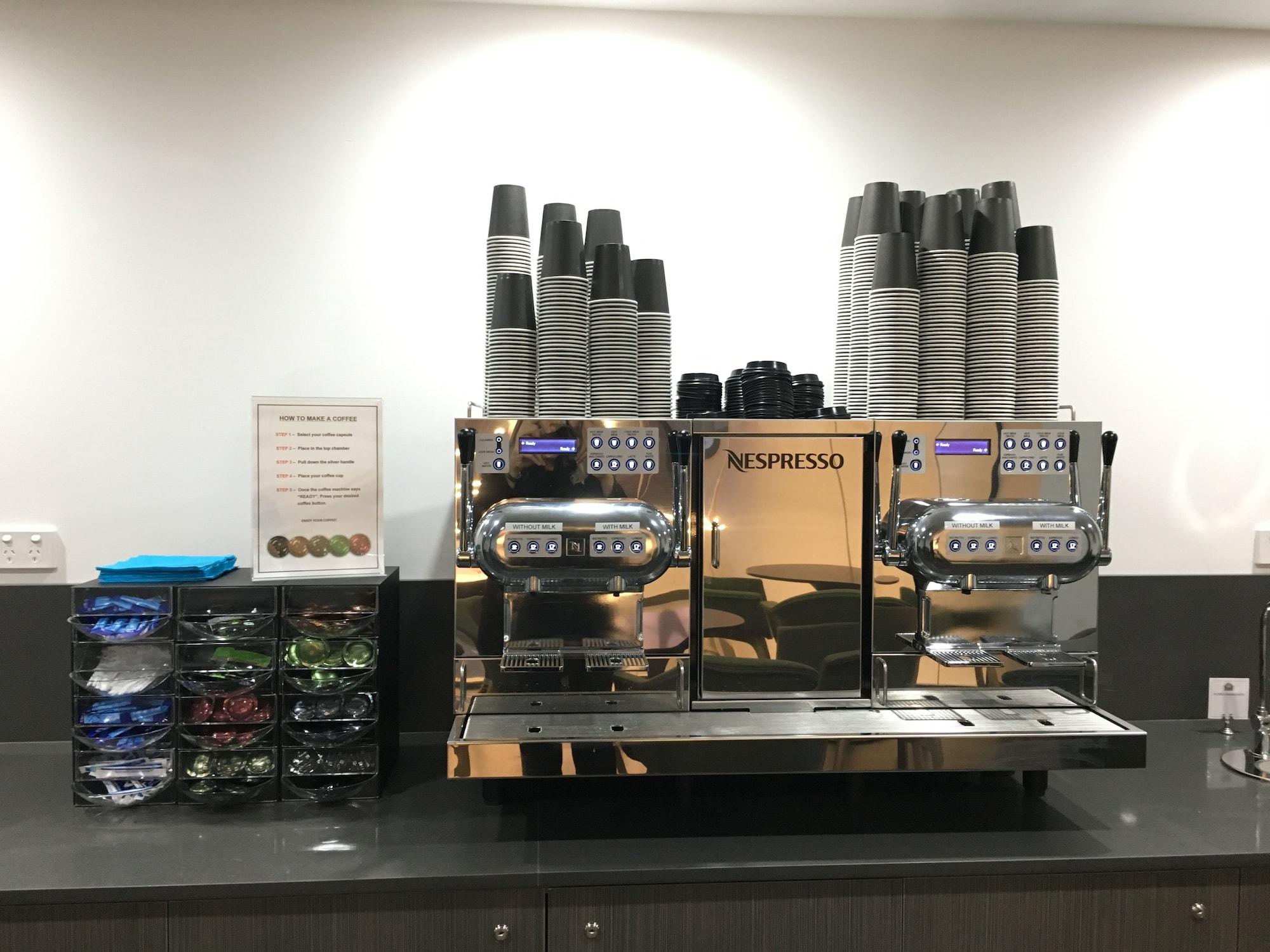 Bar/Salón ValueSuites Green Square