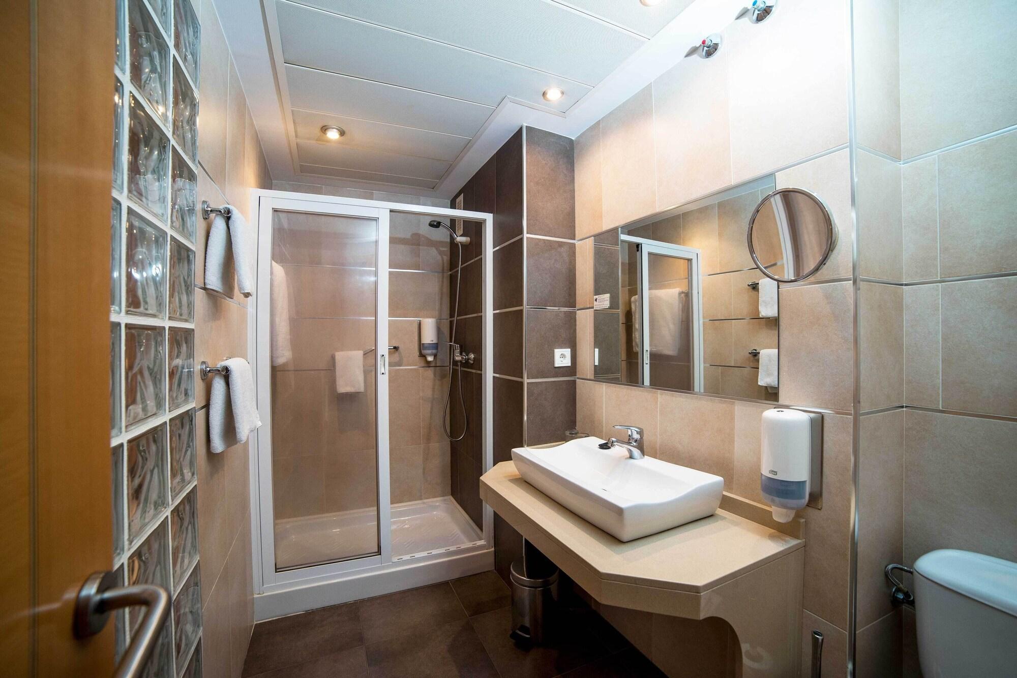 Equipamiento de Habitación Hotel Serrano