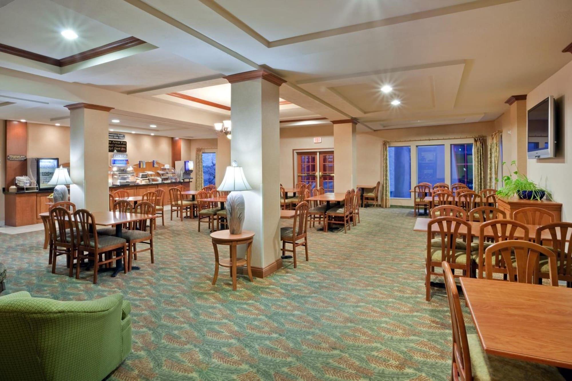 Restaurant Triple Play Resort Hotel & Suites