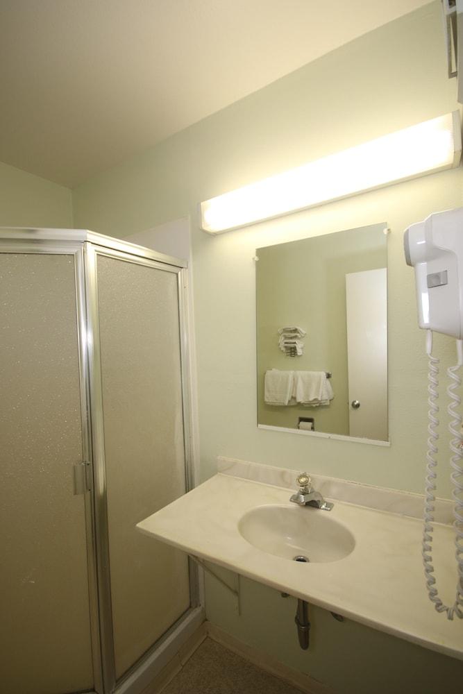 Equipamiento de Habitación Royal Inn Charlotte Airport Hotel