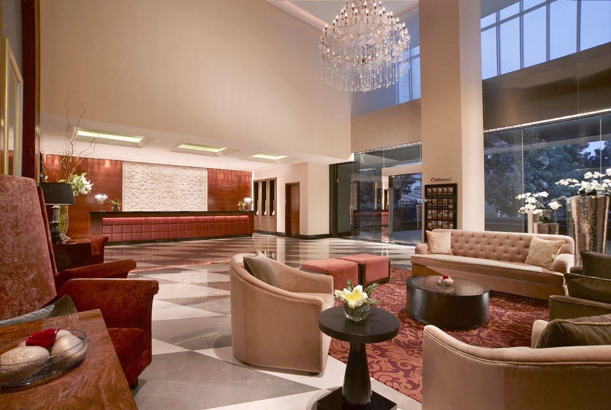 Vista Lobby Oakwood Premier Cozmo Jakarta