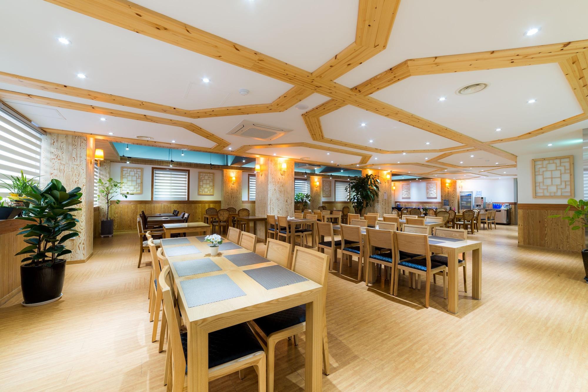 Restaurant Reborn Suwon Silkroad Hotel