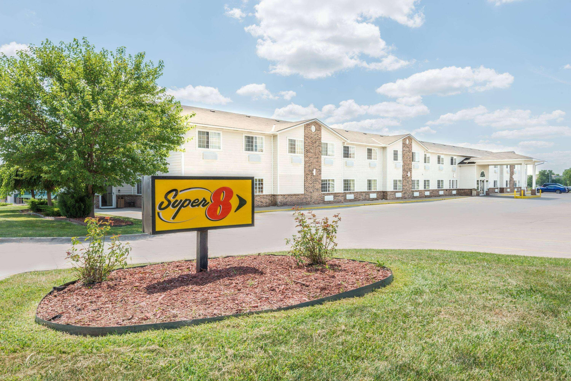Vista Exterior Super 8 by Wyndham Platte City Kansas City Area Airport