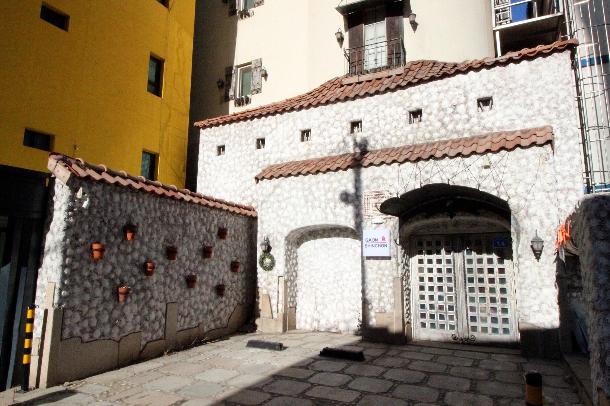 Varios Sinchon Gaon Hostel