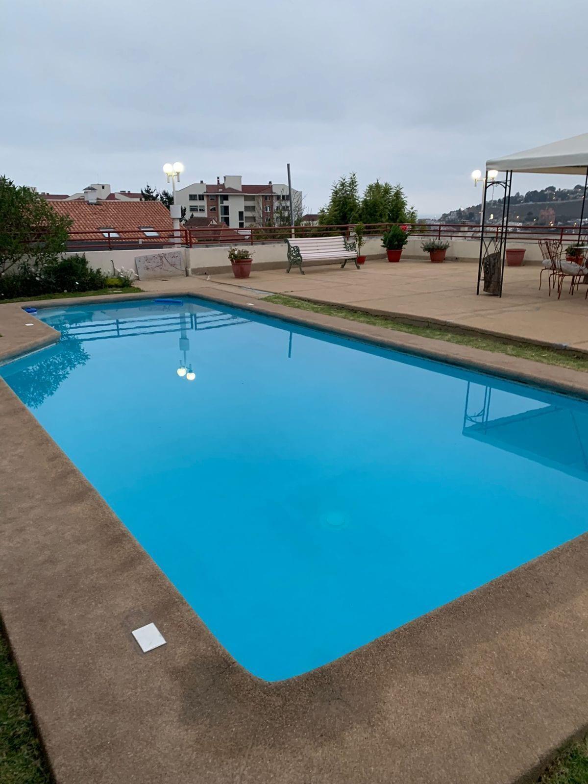 Vista da piscina departamento con picsina en reñaca